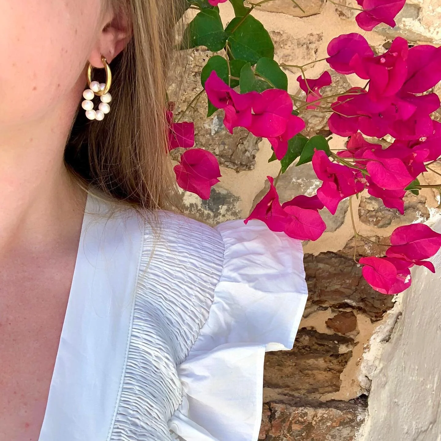 @oliviamel95 wearing the Pearl Hoops earrings🫶🤍