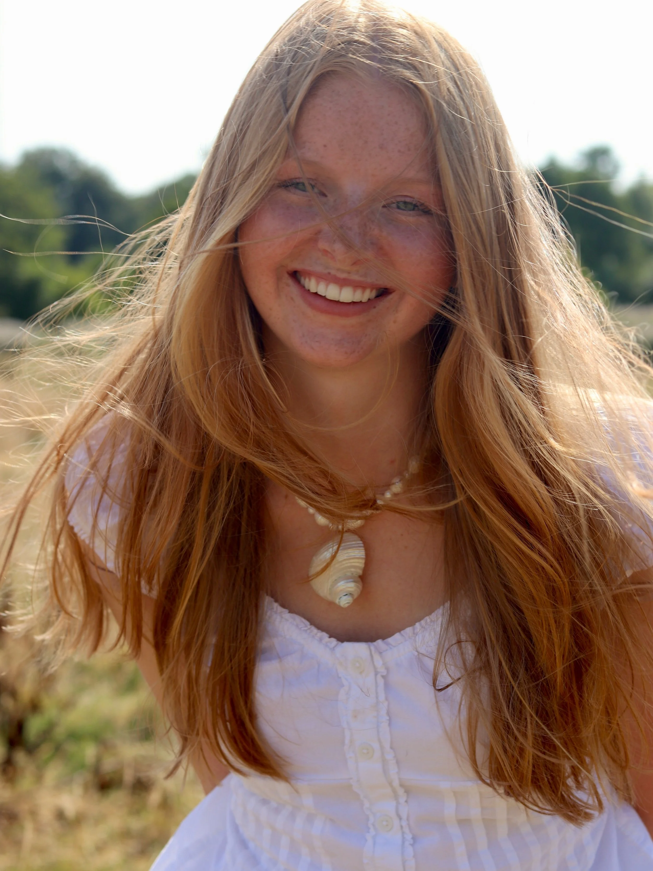 A summer favourite🐚🥥 
The Eden necklace🌞 Handmade with freshwater pearls and a shiny turbo shell and stainless steel clasp this necklace is the perfect summer accessory🤩
#pearl #summer #pearlnecklace #pearlnecklaces #summerjewellery