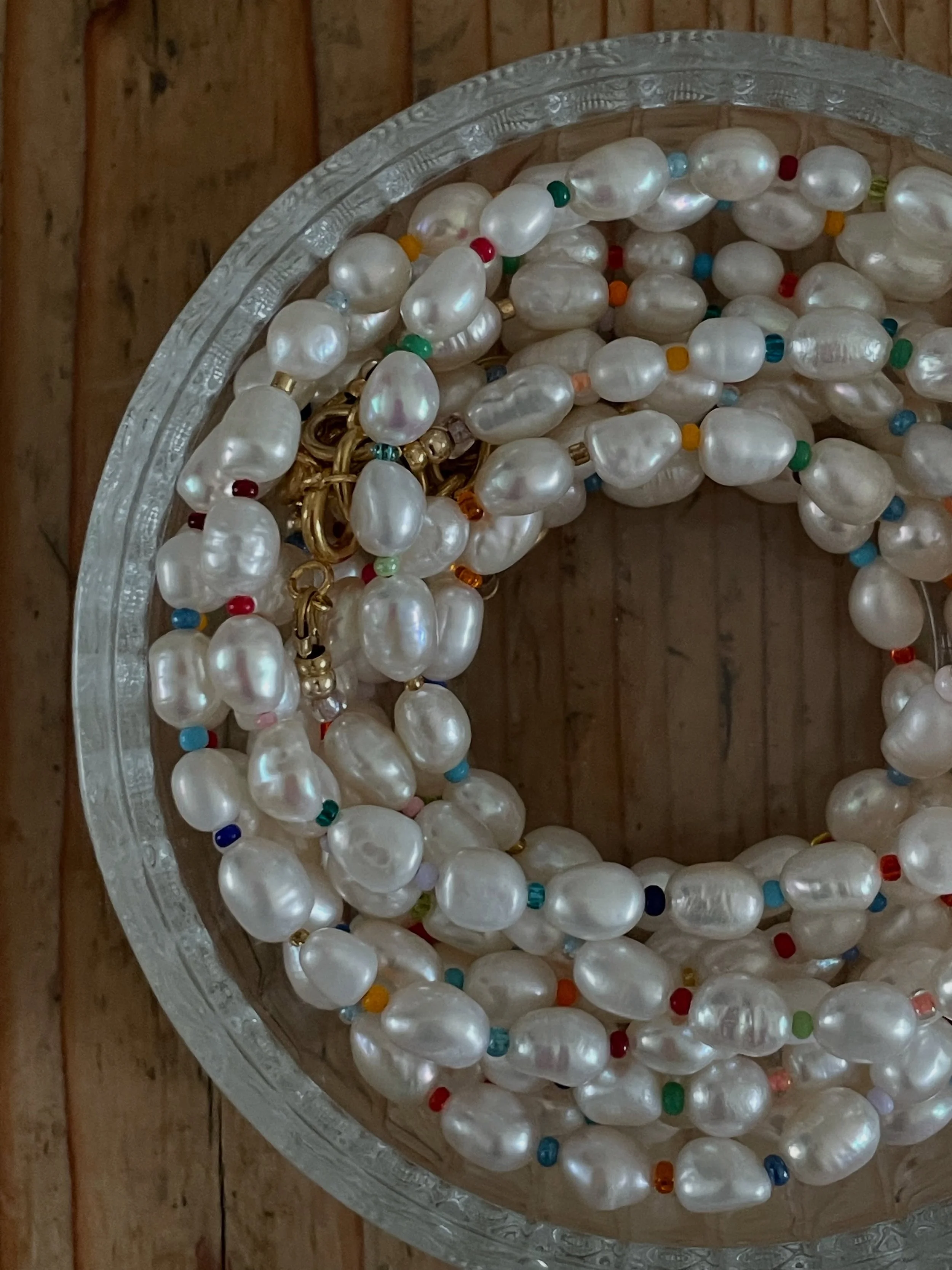 Little pot of goodies🐠 

#goodbyesummer #beadedjewelry #pearljewelry #beadednecklace