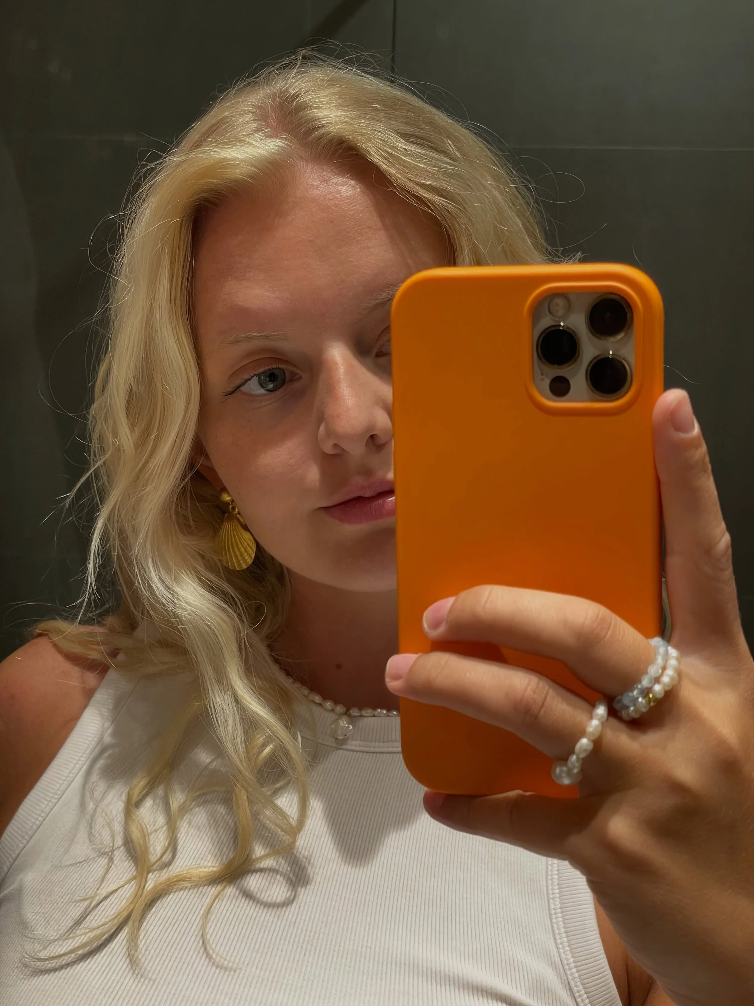 Trying to get better at showing my face on here more! Behind every piece of jewellery there&rsquo;s a real person who&rsquo;s made it with love and care💛 so it&rsquo;s only right I say hi! 
Anyways, I&rsquo;m wearing the tulum earrings and lucky nec
