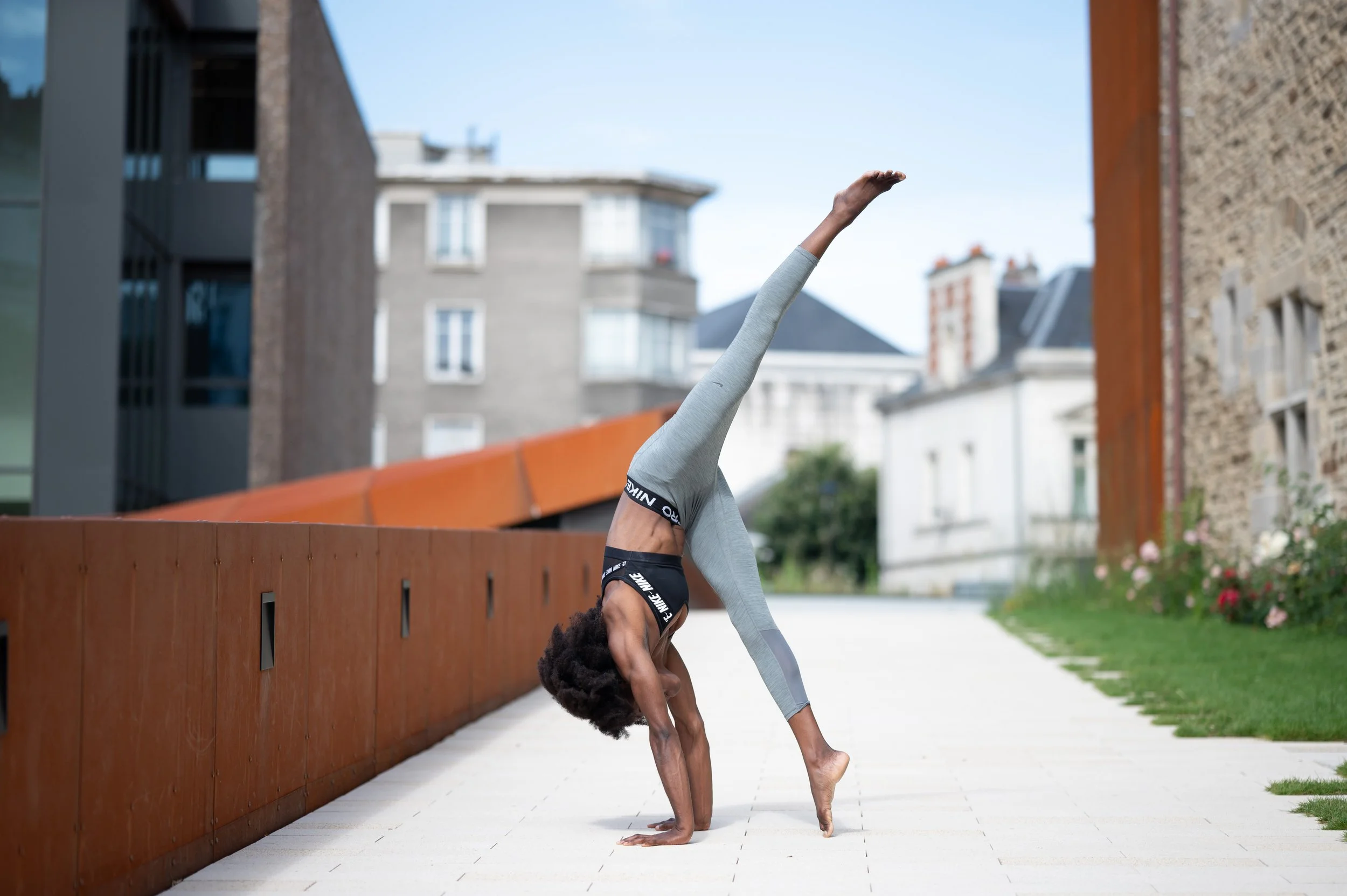 HANDSTAND & CALISTHENICS.