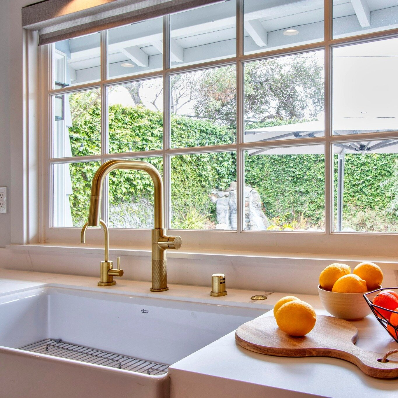 Bake a pie for pie day, prep a picnic and head down to the beach from this kitchen - it's a rental! This #LaJollaShores home features gold and white - a classic combo, and it's just a couple minute walk to the beach. 
.
.
.
.
.
 #kitcheninspiration #