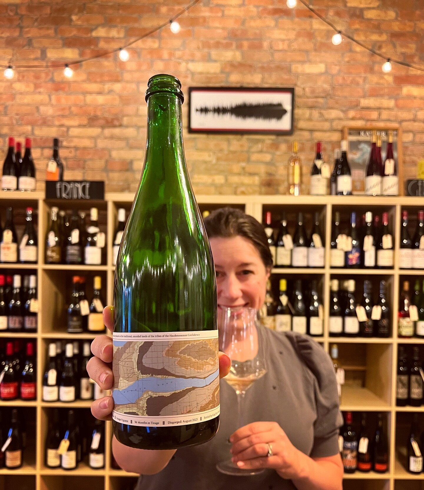 Want to know what I&rsquo;m pairing with Easter Brunch? 👆This stunning new sparkling Riesling from @entwinecellars here in the Finger Lakes!! 🥂 
 
This wine delights with delicate aromas of citrus zest, white peach, honeycrisp apple and toasty brio