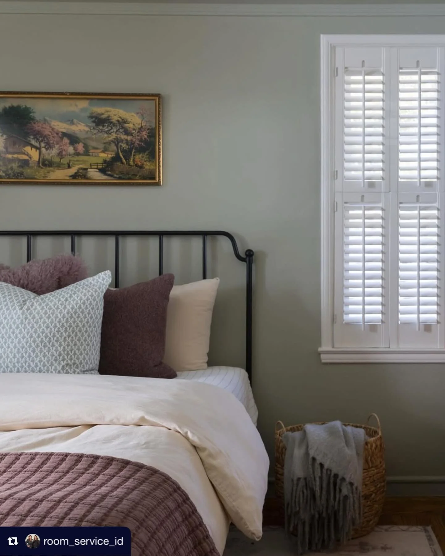 Repost from @room_service_id
&bull;
When it&rsquo;s cold outside, more time is spent in bed. Have it designed for style and comfort.

📸 @peterlyonsphoto 

#interiordesign 
#interiordesigner 
#bedroom
#interiordecor 
#bedroomdesign
#interiorstyling 
