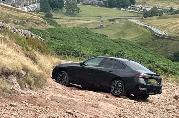 Peak District Gamekeepers Rescue Stranded Drivers as Sat-navs Send Traffic onto Unsuitable Moorland Byway