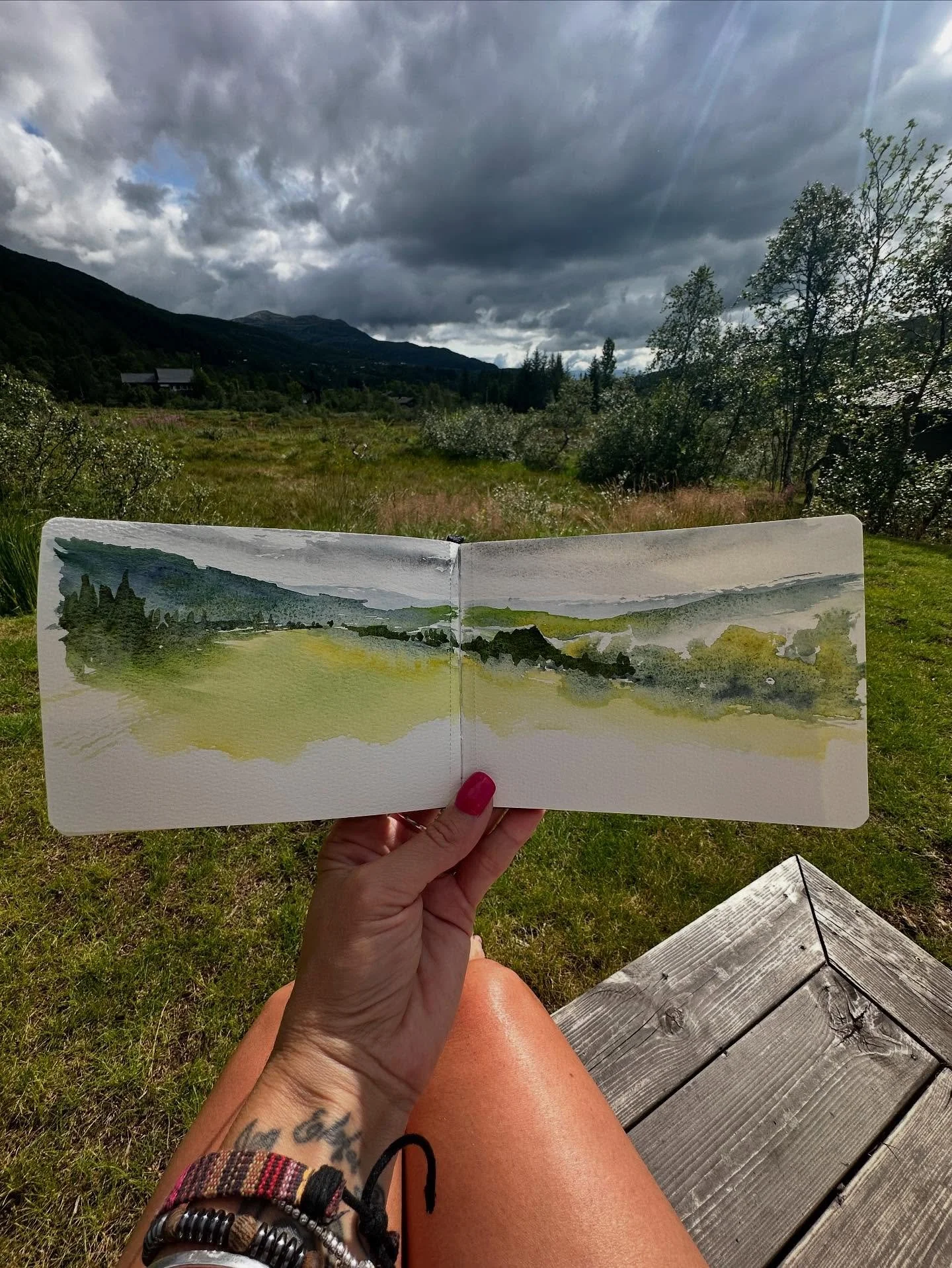 Simplifying shapes and letting the paint do its thing. 

#watercoloursketch #watercolourpaintings #abstractlandscapes #sketckbook#abstractwatercolor #contemporarylandscape #kvamskogen#mountains#mountainpainting #fjell#fjelllivet #hyttelivet #fjellhyt