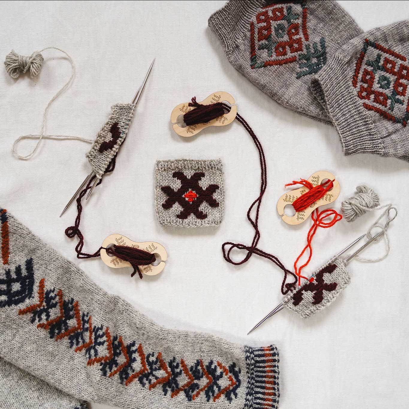AleksByrd-Roosimine-Estonian-inlay-knitting-workshop-swatch-knitting-2-Aleks-Byrd-Designs-square-web.jpg