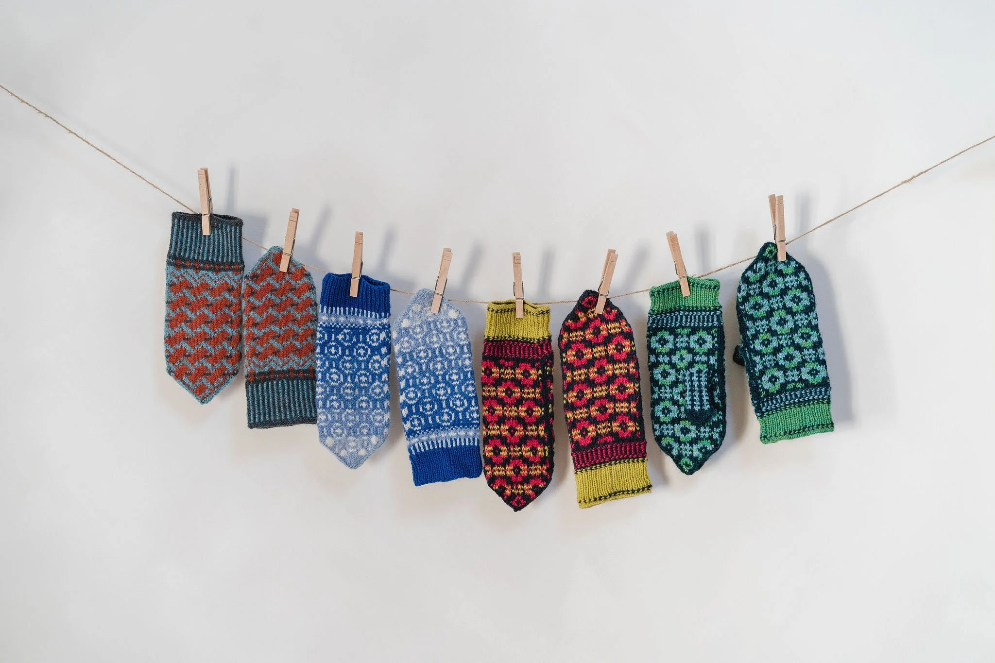 Aleks-Byrd-Color-and-Knit-Mittens-book-Telliskivi-Tilk-Muru-mittens-Aleks-Byrd-Designs.jpg
