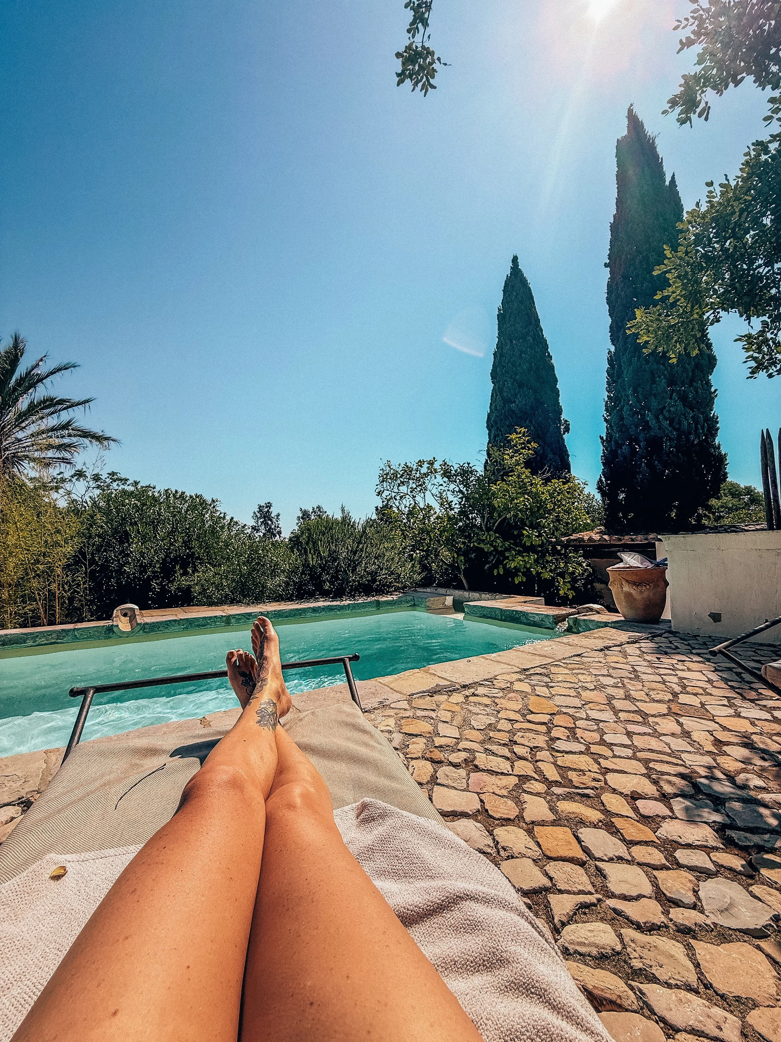 A couple of weeks ago, I had the pleasure of attending @jodarlingwellness Rest Retreat in Tavira, Portugal, and it was honestly one of the most beautiful experiences I&rsquo;ve ever had. 🥹

Immersed in nature, in the most stunning location, with so 