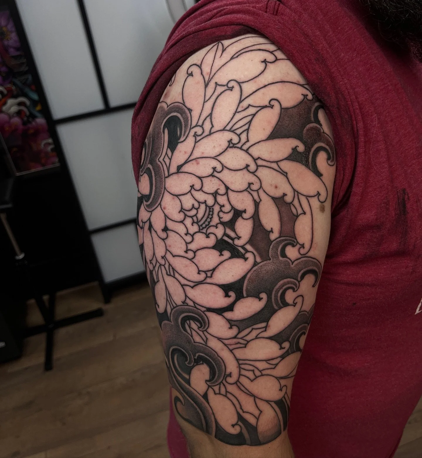 Made a start on this traditional flower half sleeve for alistair 
#crysanthemum #crysanthemumtattoo #flowertattoo #irezumi #orientaltattoo #japanesetattoo #japanesesleeve @skullandbonestattoosociety