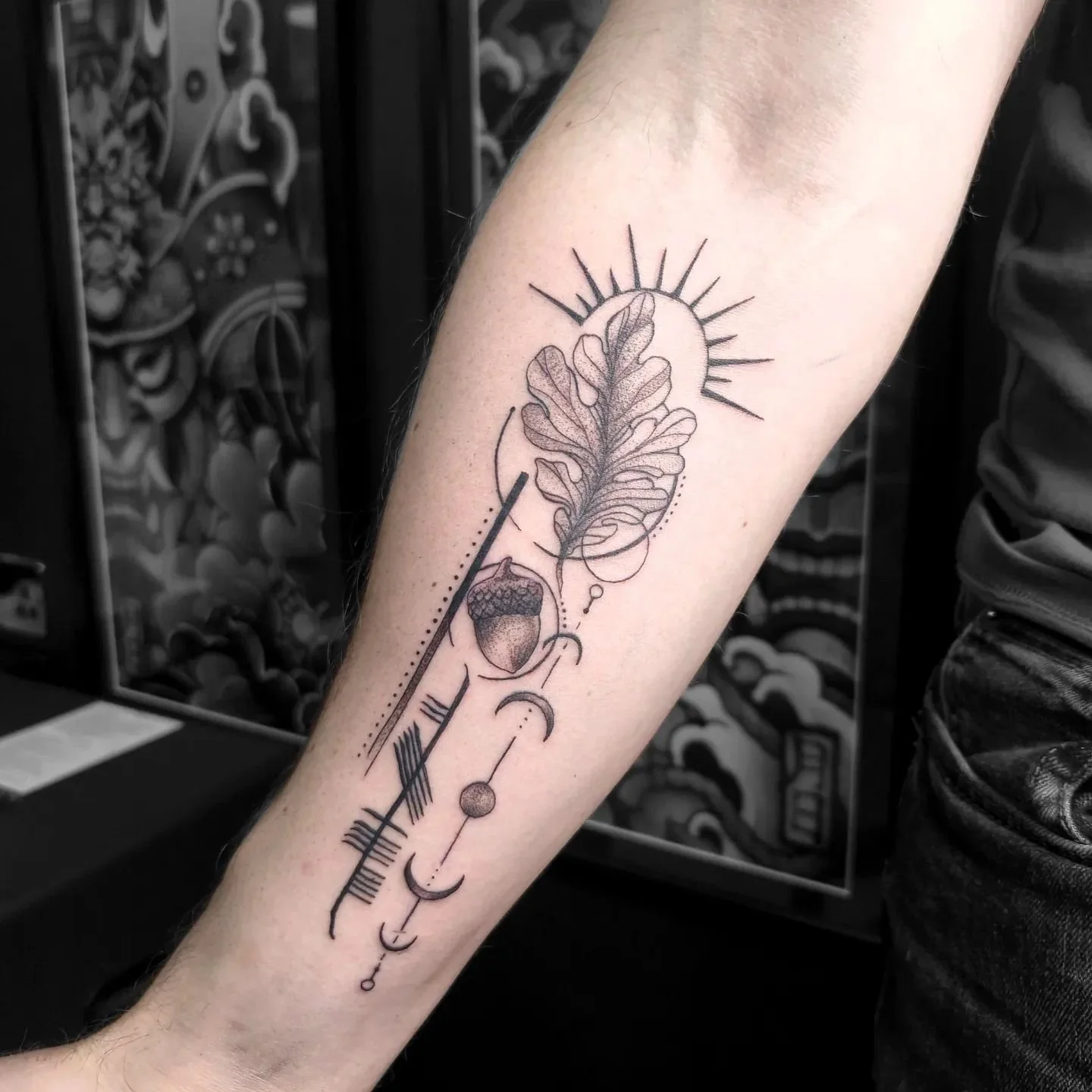 A little tribute to Derry 🌰🍃
Thanks @georgehuttonmusic for the trust and patience with such a sentimental tattoo 
.
.
#tattoo #blackwork #blackworkers #blacktattoo #dotwork #dotworkers #fineline #finelinetattoo #ogham #oghamtattoo #irishtattoo #3rl