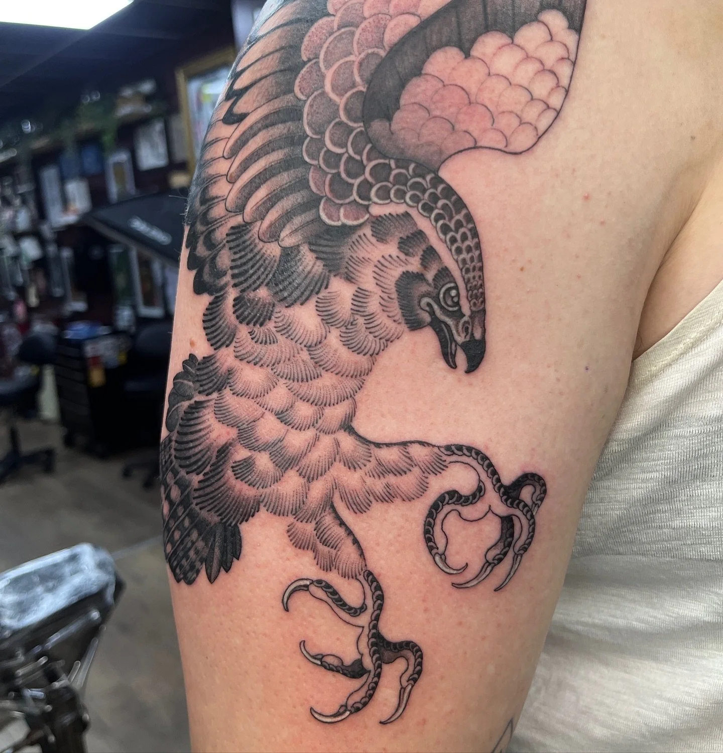 Fine line Hawk tattoo from today
Thanks @patrick_ingham 
#tattoo #hawktattoo #eagletattoo #birdtattoo #neotraditional #japanesetattoo #orientaltattoo #irezumi