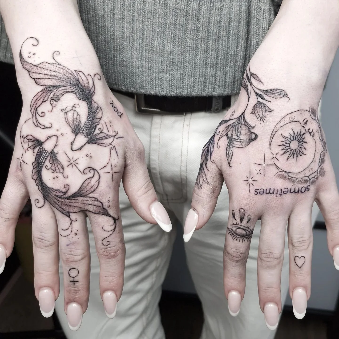 Some fineline fun from yesterday ✨️
Thanks @joshuapbarr for the trust with your precious handies ✋️🤚
.
.
#tattoo #blacktattoo #blackwork #dotworktattoo #dotworkers #stippletattoo #fineline #finelinetattoo #handtattoo #inked #pisces #3rl #magicmoonne