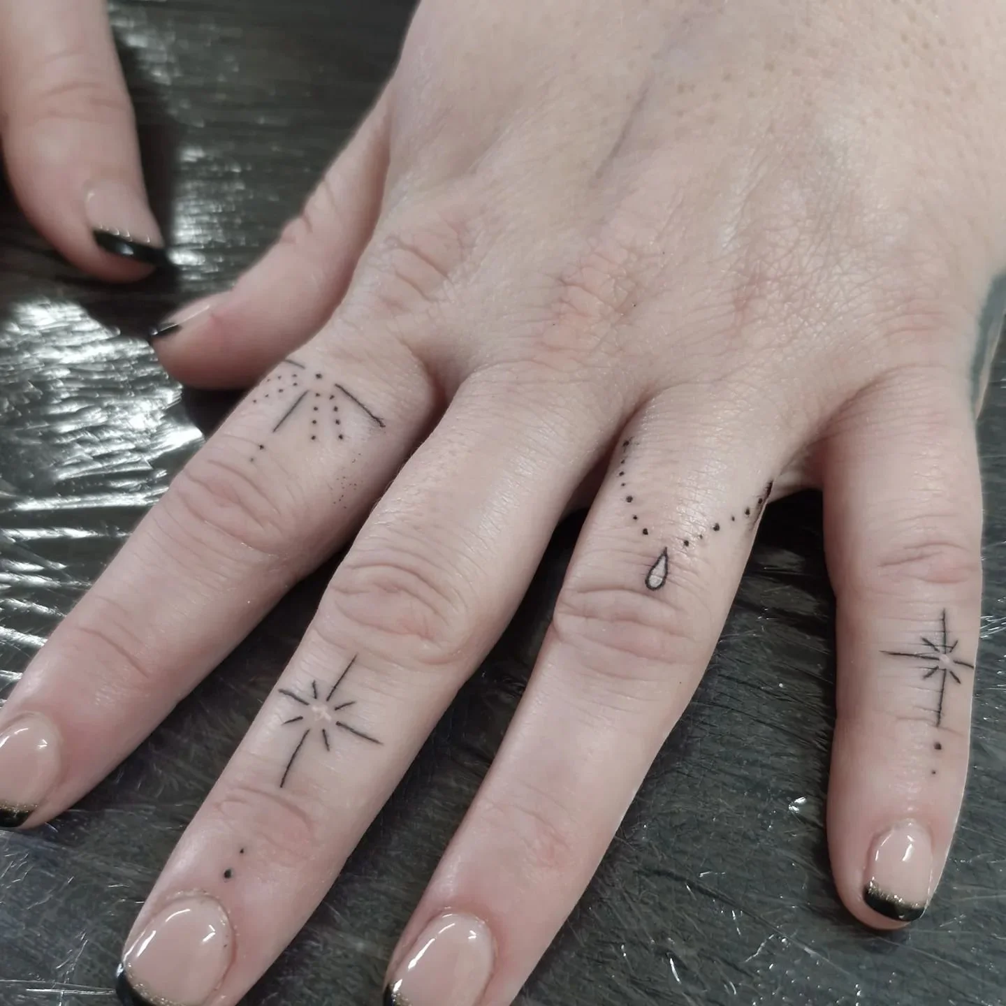 ✨️ Finline fingers ✨️
For @lia_divito
.
.
Taking bookings for December, in @skullandbonestattoosociety 
Drop me a message to get the ball rolling on booking in for your next tattoo 💜