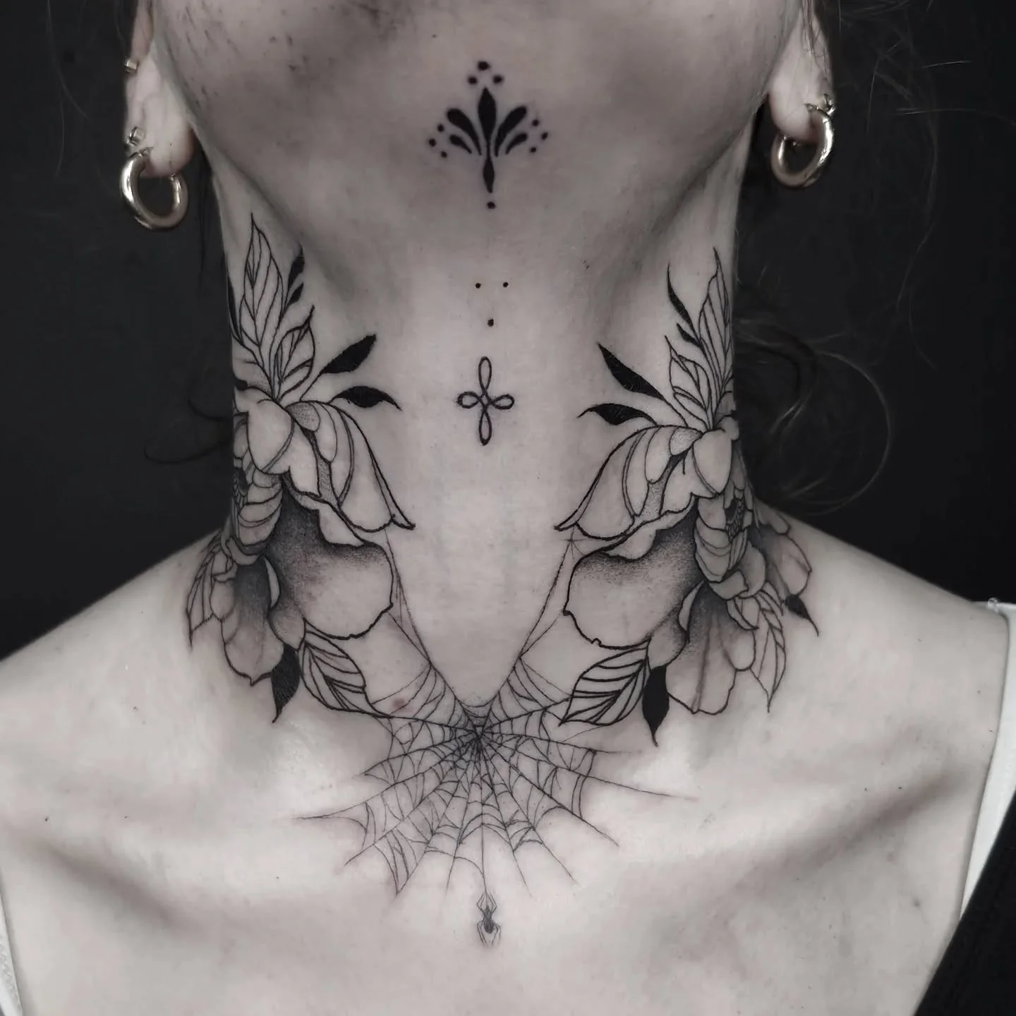 🌸🕷🕸🌸
✨️ For Tess ✨️
.
.
#fineline #tattoo #necktattoo #blackworktattoo #3rl