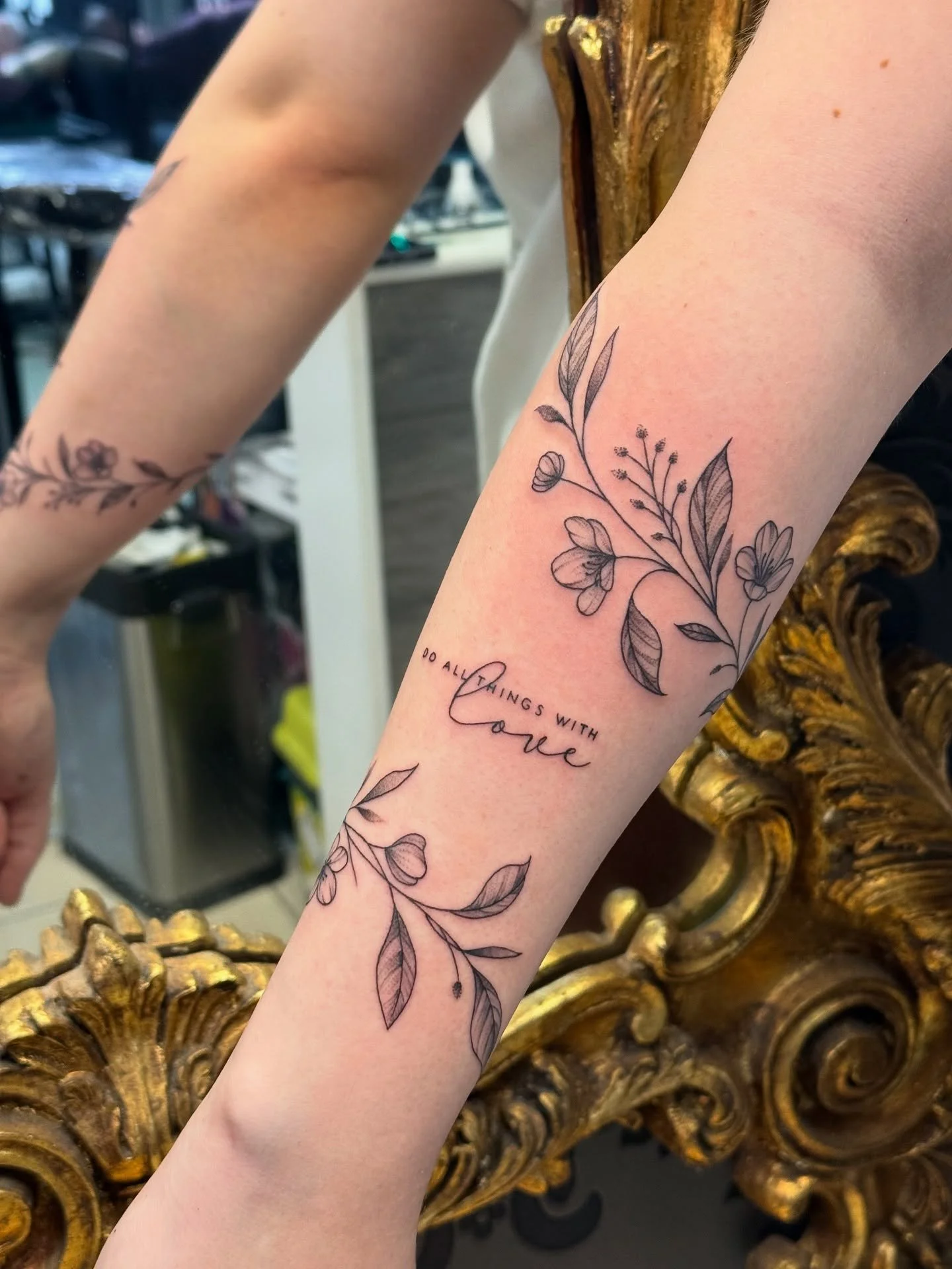 Some lovely floral designs I got to do during my guest spot at @urbaninktattoosbelfast 
Had an amazing time, thanks for having me guys😊