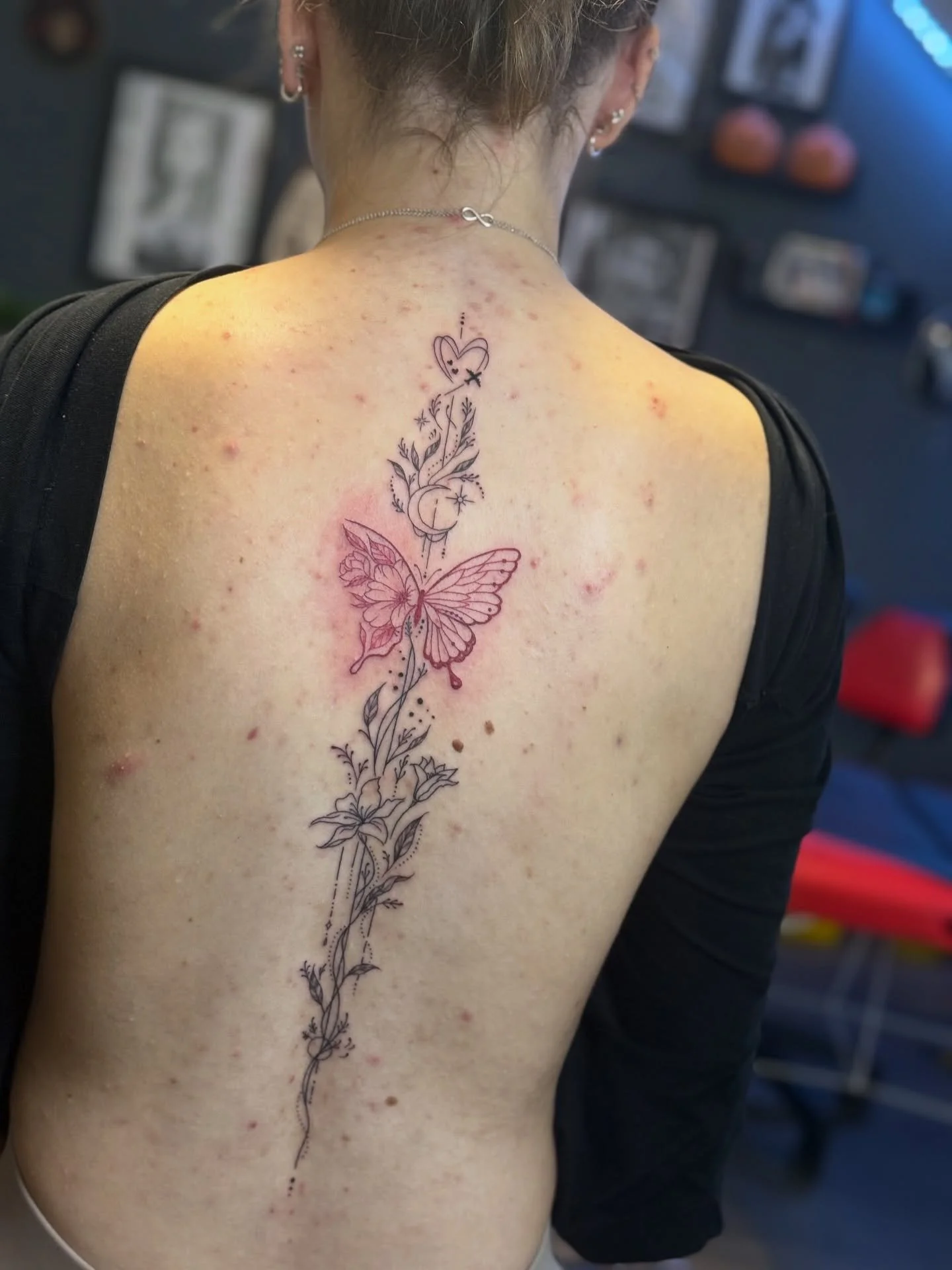 Another beautiful back piece I got to do recently 🥰
Thank you for your trust 😊
#mydesign #tattoo #newtattoo #tattooartist #spinetattoo #fineline #butterflytattoo