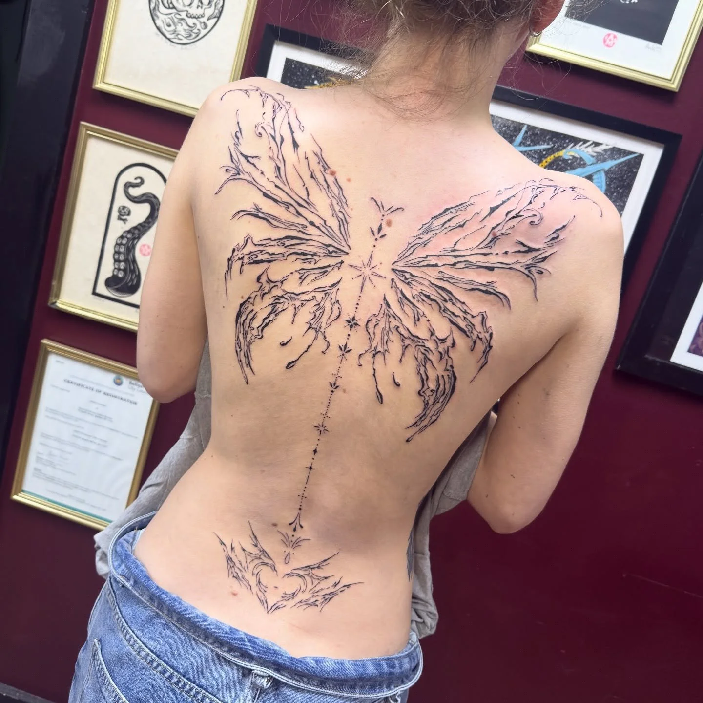 Another beautiful back piece I got to do recently 😍
Thank you so much Paris for your trust and for sitting so well!
Was an absolute pleasure 💖
#tattoo #newtattoo #spinetattoo #butterfly #butterflytattoo #cyber #fineline