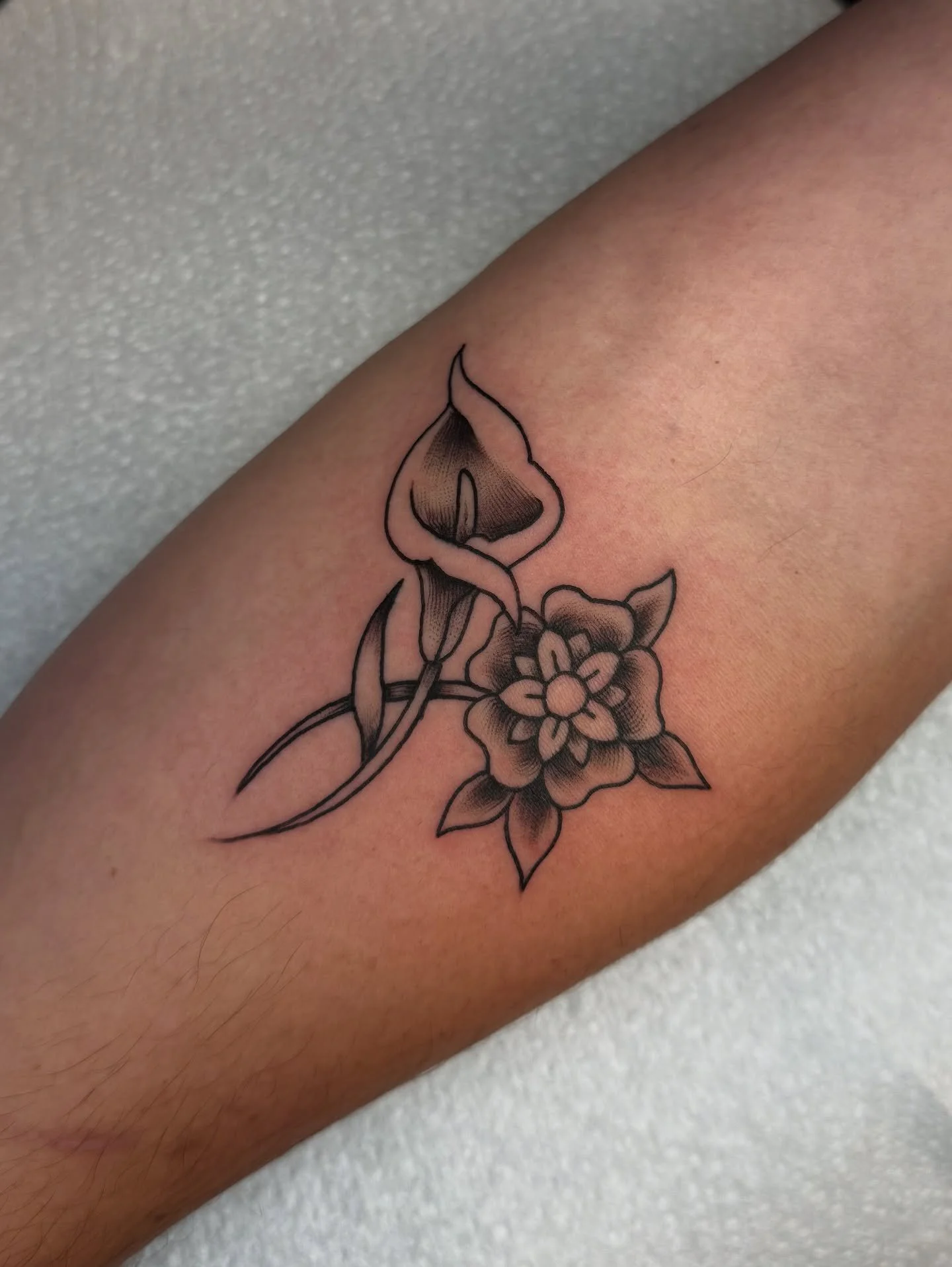 🌞💛tattoooos💛🌞
.
.
Thank you 
@katieh0505 
Emma,
@captainzechsparrow 
And @chelsietiaa 
.
#trad #traditional #traditionaltattoos #fineline #blackandgrey #tattoo #juniorartist #art #ireland #irish #discoverni #flash #flashdesigns #peacelily #flower