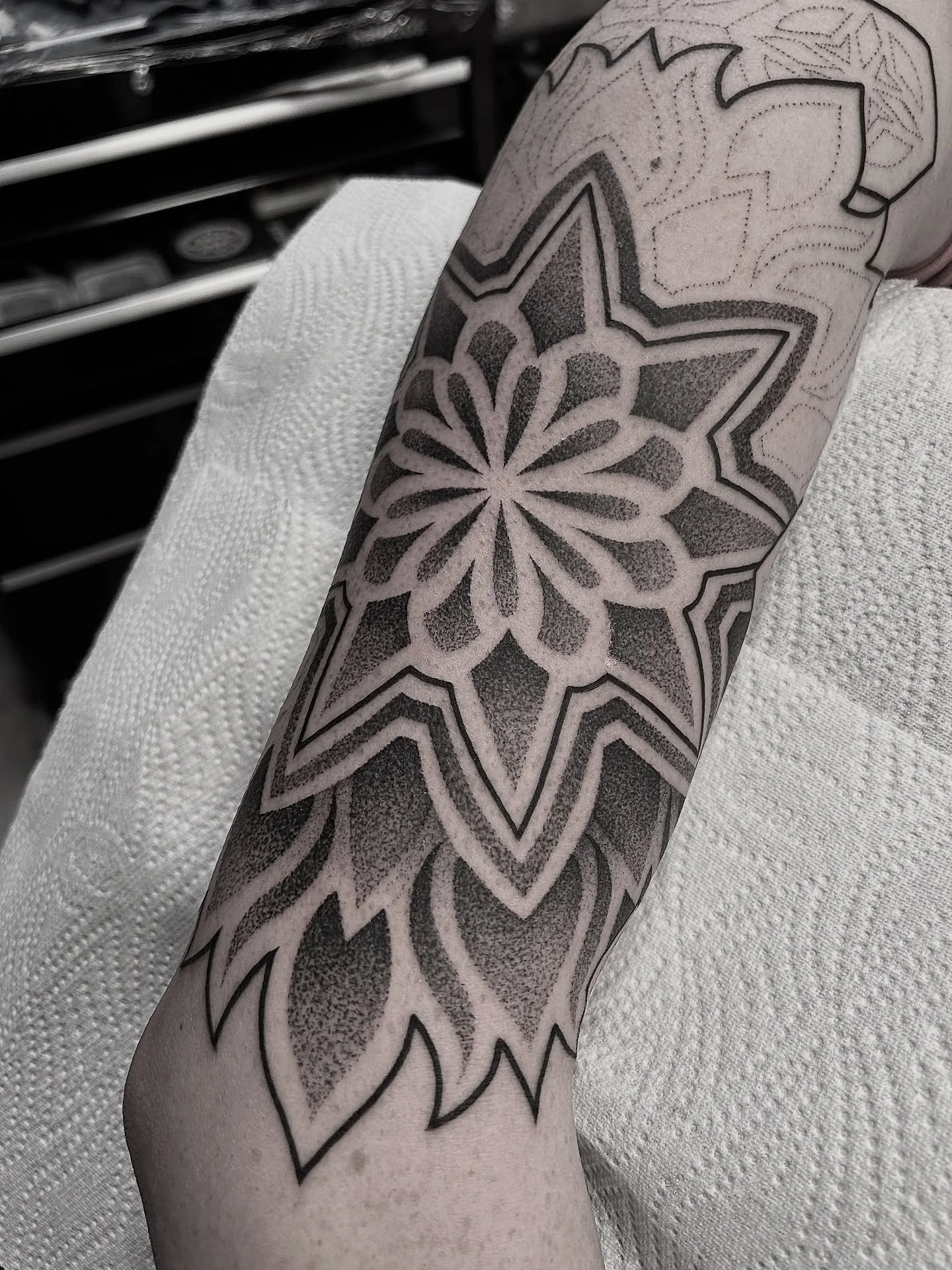 Some progress on a mandala sleeve, love watching it come together 😍🔥 a little before and after the shading starts for yahs 
Message me to book in!
✨Blackwork/ornamental/dotwork tattoos✨ 
#belfast #belfasttattoo #belfasttattoos