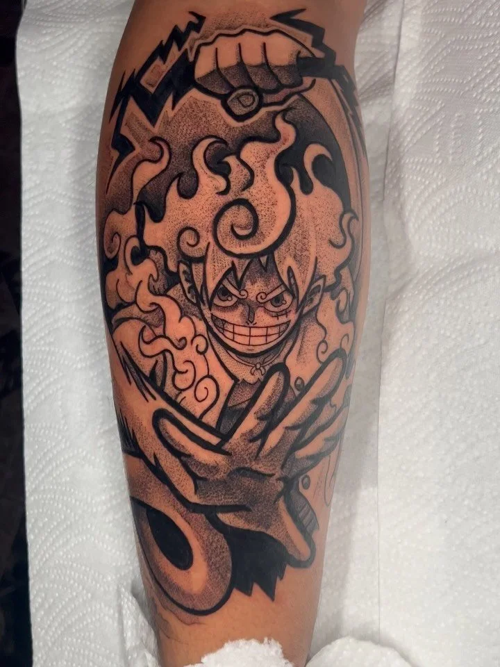 Adrian won my 4k follower competition and got this awesome gear 5 luffy today!! Such a sick piece to draw up and do; and he sat like a rock too. Thank you man!
#luffy #gear5 #onepiece #gear5luffy #monkeydluffy #anime #animes #animetattoo #animetatto