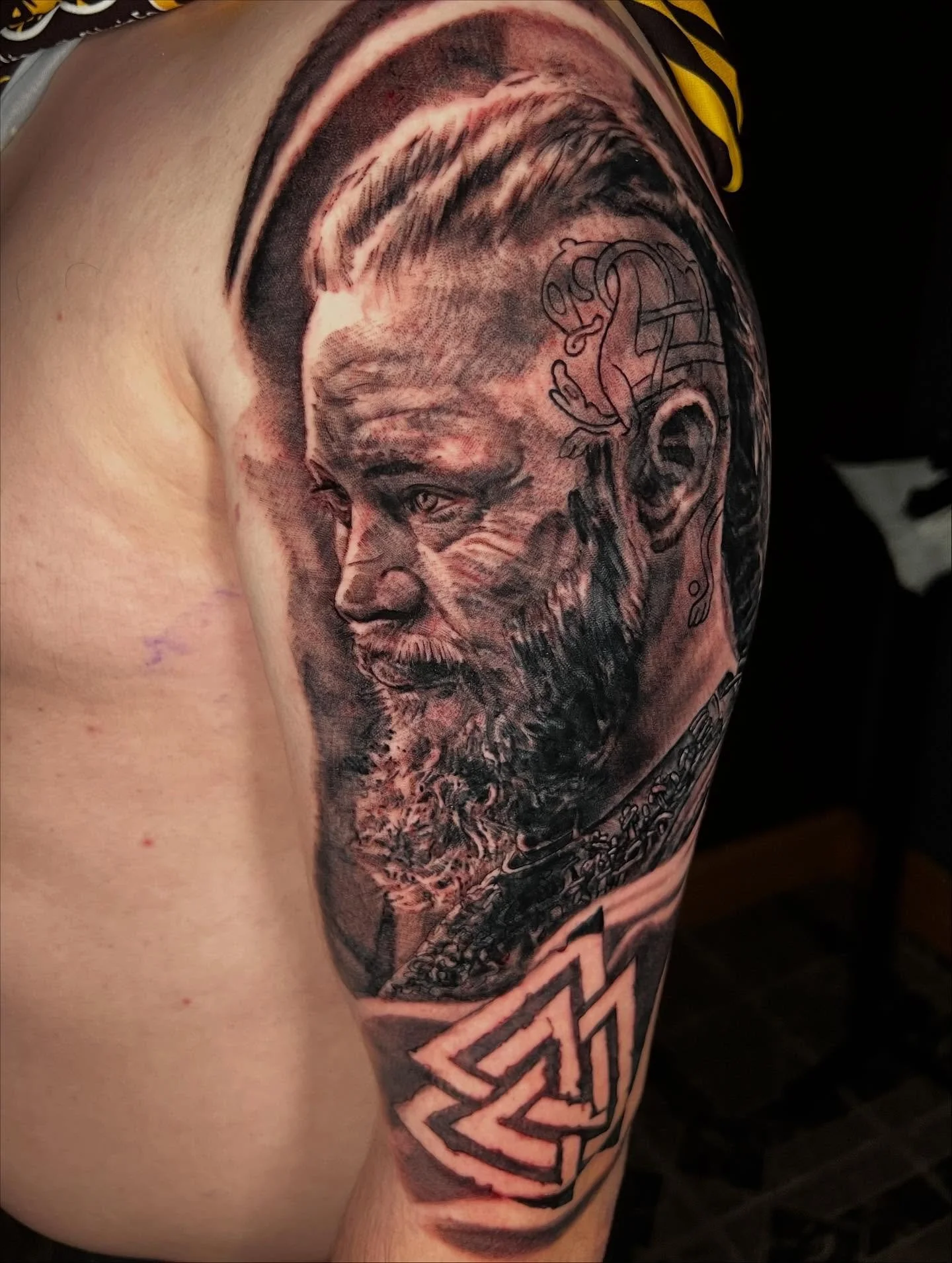 Got to do this Ragnar portrait for Mark today, man sat like a champ as per 🙏🏻 

#ragnar #ragnarlothbrok #vikings #viking #thevikings #history #nordic #nordictattoo #tattoo #tattoos #tattooartist #tattooartists #tattoosleeve #ink #inked #inkedup #re