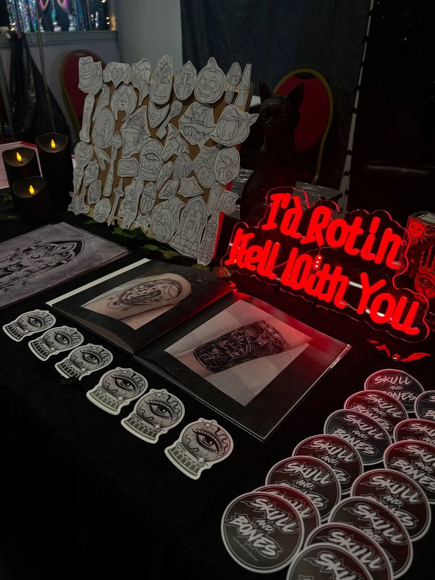 @dublintattooconvention great weekend ❤️❤️ thanks to everyone who got tattooed and dropped by !! 

Forever grateful for getting to do fun shit with the absolute best bunch of people in @skullandbonestattoosociety 🫶🏻 love yous all