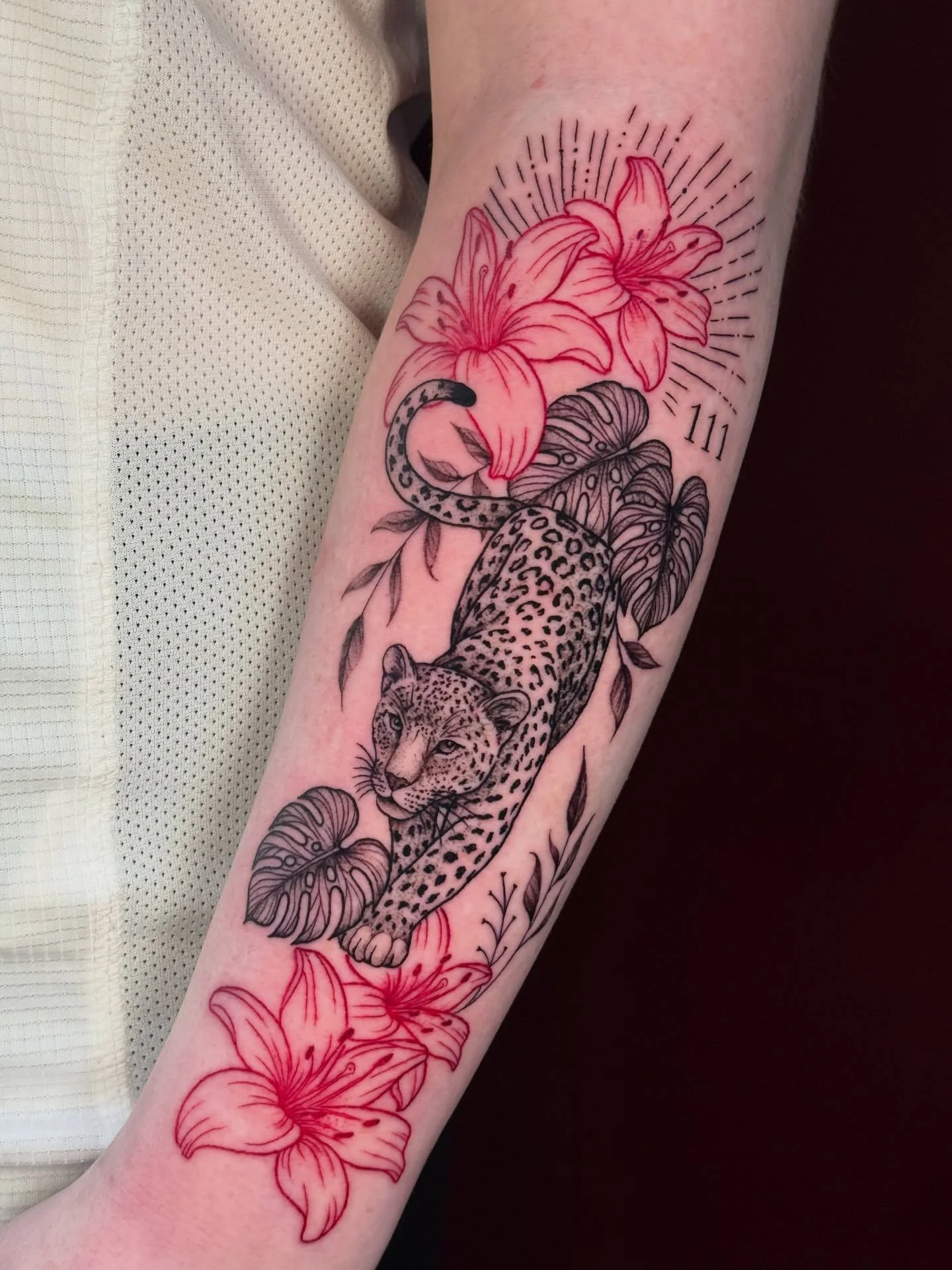 Lovely piece I got to do recently 
Thank you so much for always trusting me Alex 
#newtattoo #tattoo#tattooartist #leopard #flowers #flowerstattoo #redink #redinktattoo #leopardtattoo