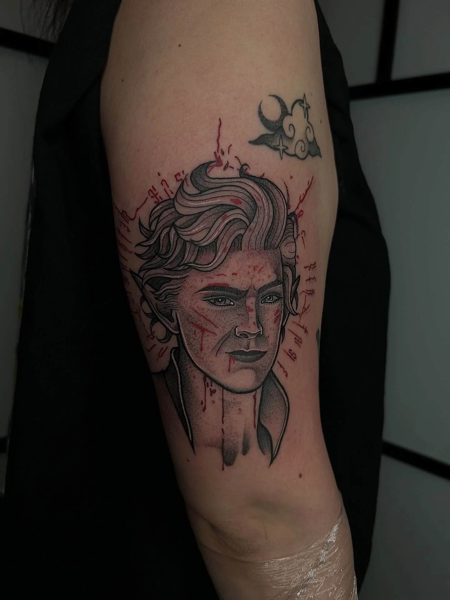 Astarion from Baldur&rsquo;s gate 3!! 🩸 for @ritualmeg 🖤

This is the second time I&rsquo;ve had the pleasure of tattooing this popular guy and thankfully he has a very fun face to tattoo 🧛🏻&zwj;♂️
Also a healed lil cloud from a flash day 🌙

Mes