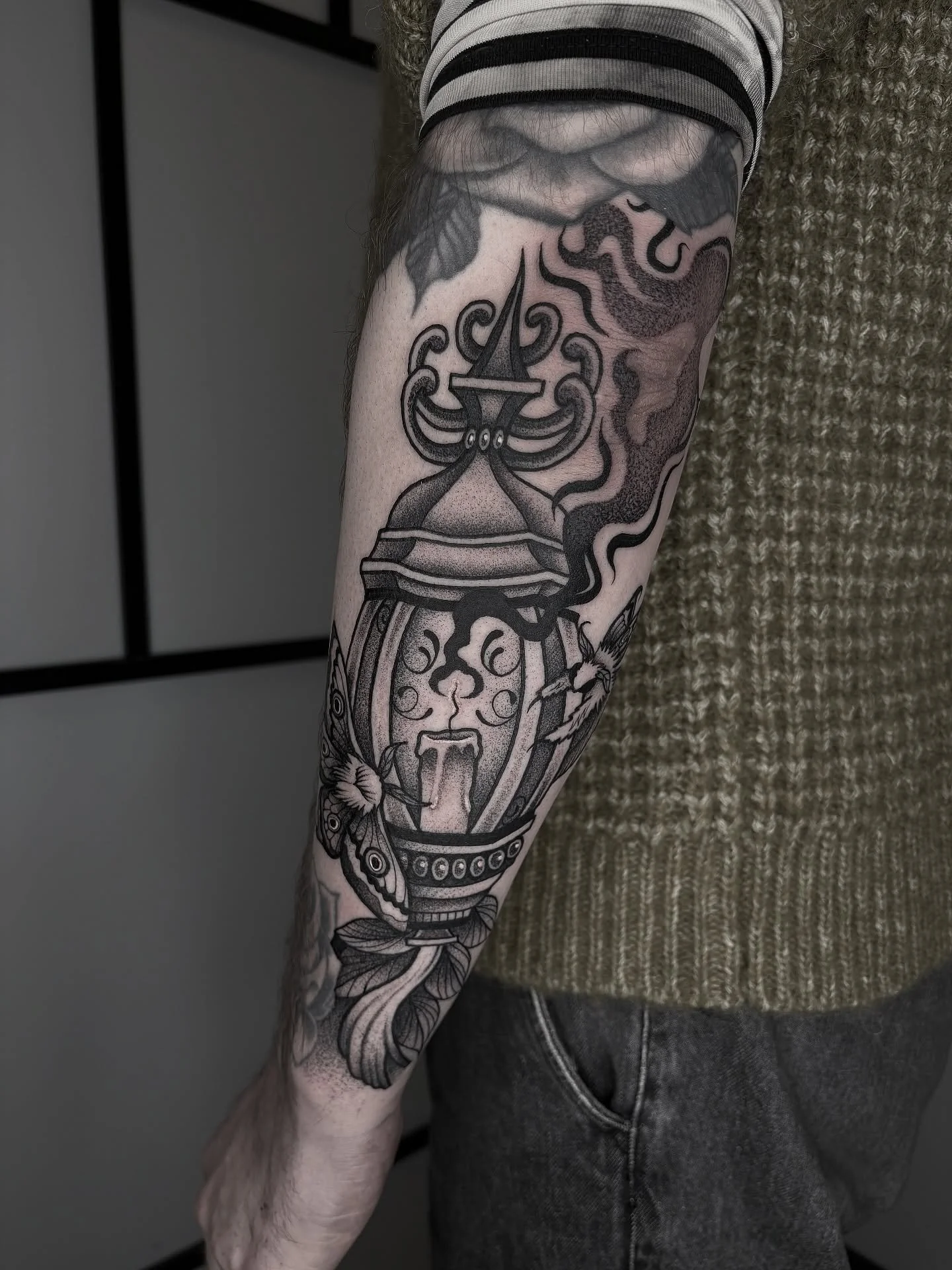 I had the pleasure of doing this lantern for @emmen_jude_donnelly 🕯️ with some fluffy moths too of course !! Thanks so much for this bringing this beaut idea to me 🖤 can&rsquo;t wait to continue this project! 

Message me to book in!
✨Blackwork/orn