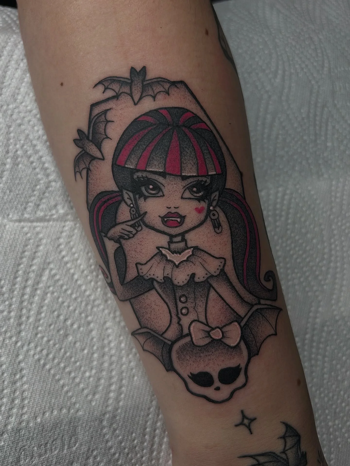 Draculaura !! @ritualmeg always bringing the fun tattoos 🫶🏻 Monster high was a little late for me but I wouldve loved it 😭

Message me to book in!
✨Blackwork/ornamental/dotwork tattoos✨ 

#belfast #belfasttattoo #belfasttattoos