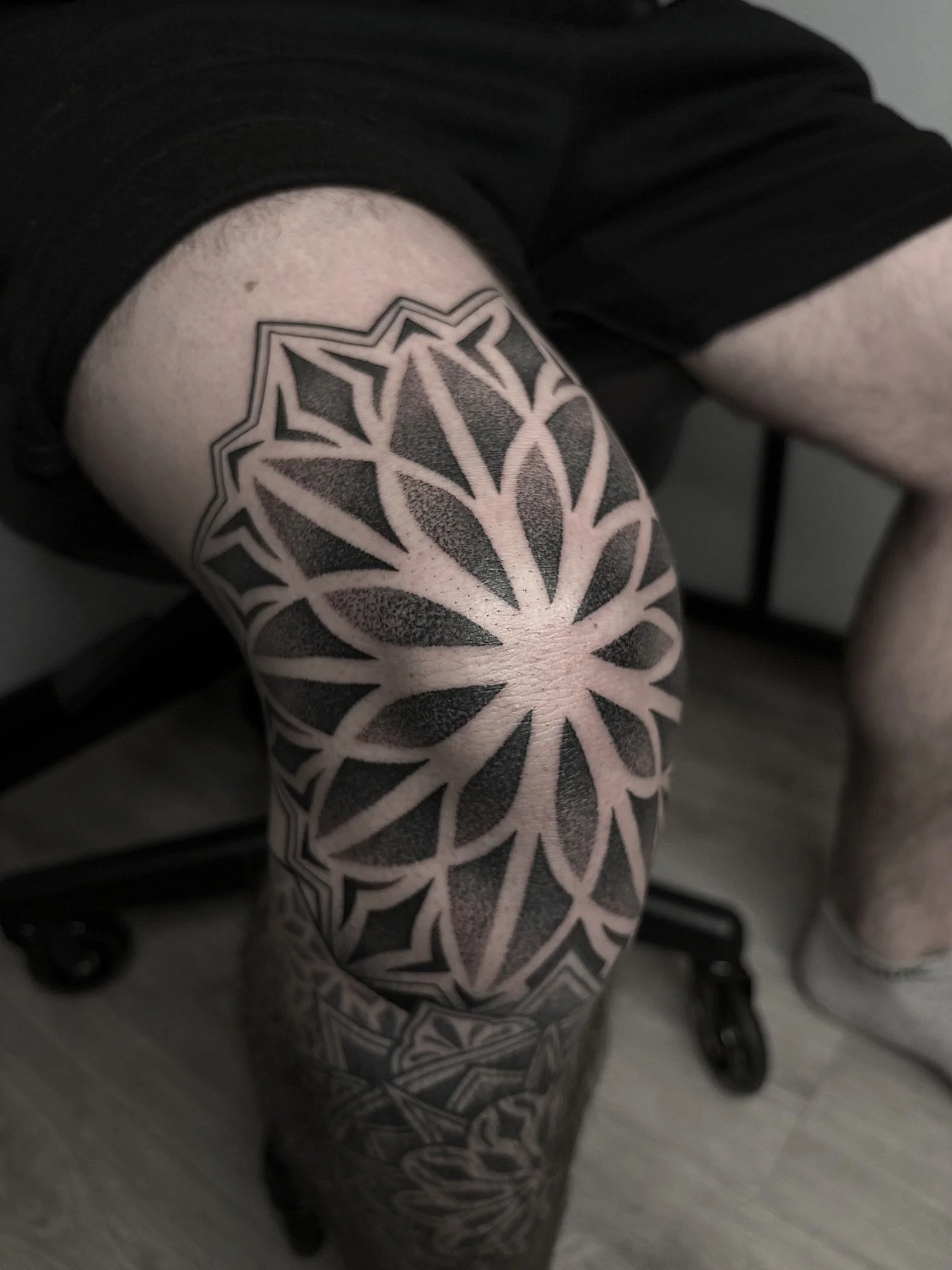 Mandalaaaaa 🖤 for @kylexgetty !! Not a single pain complaint as always 😅 can&rsquo;t say I was the same getting my knee tattooed 😬😬😬 

This is a continuation on Kyle&rsquo;s leg sleeve !! Healed work by me on the lower leg 🫶🏻 Thanks!!

Message