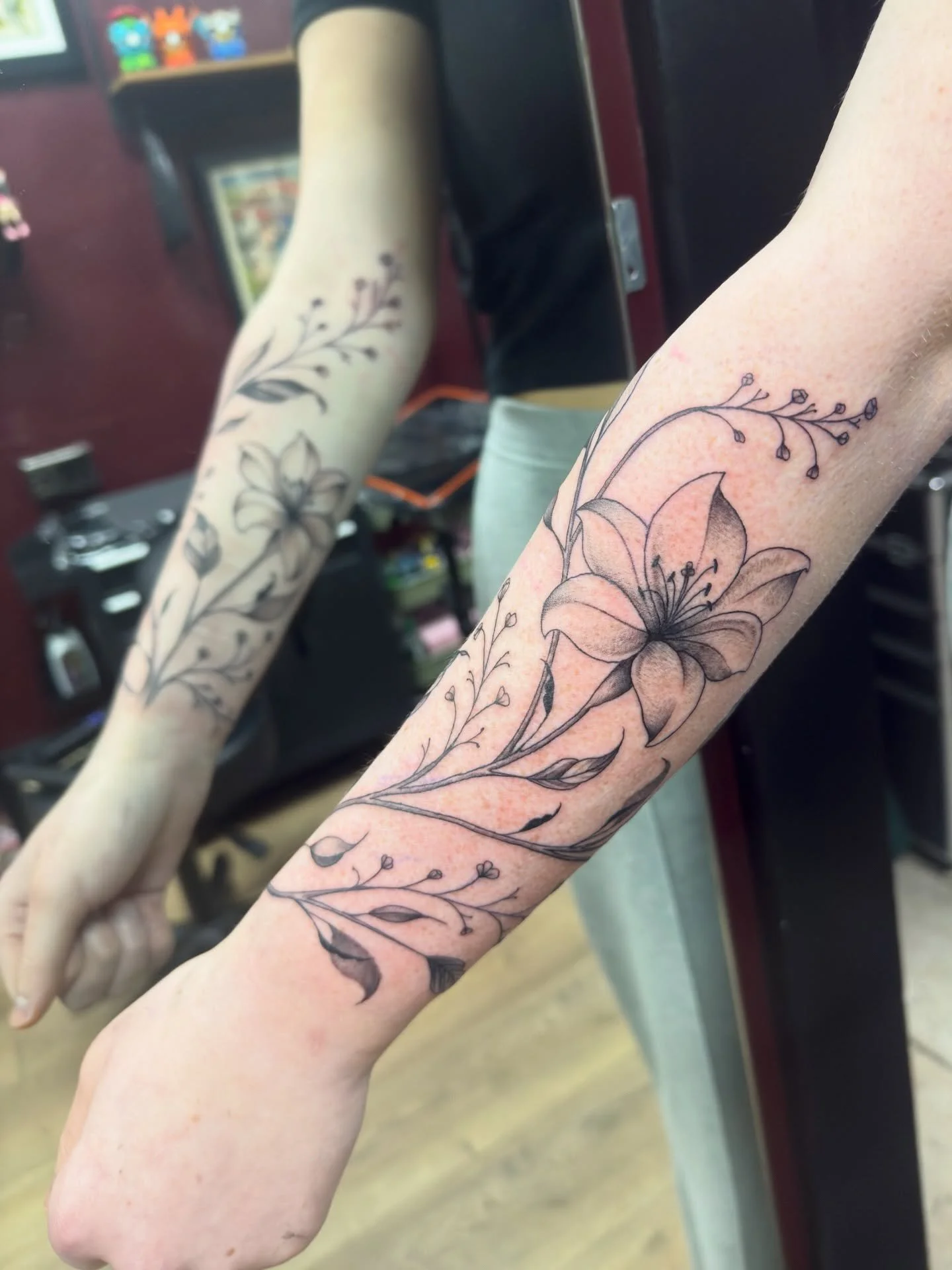Start of a lilies sleeve we&rsquo;re working on 🥰
Thank you for your trust 😁 

#tattoo #tattooartist #newtatoo #lilies #liliessleeve #floral #flowers #floraldesign #fineline #delicate #feminine