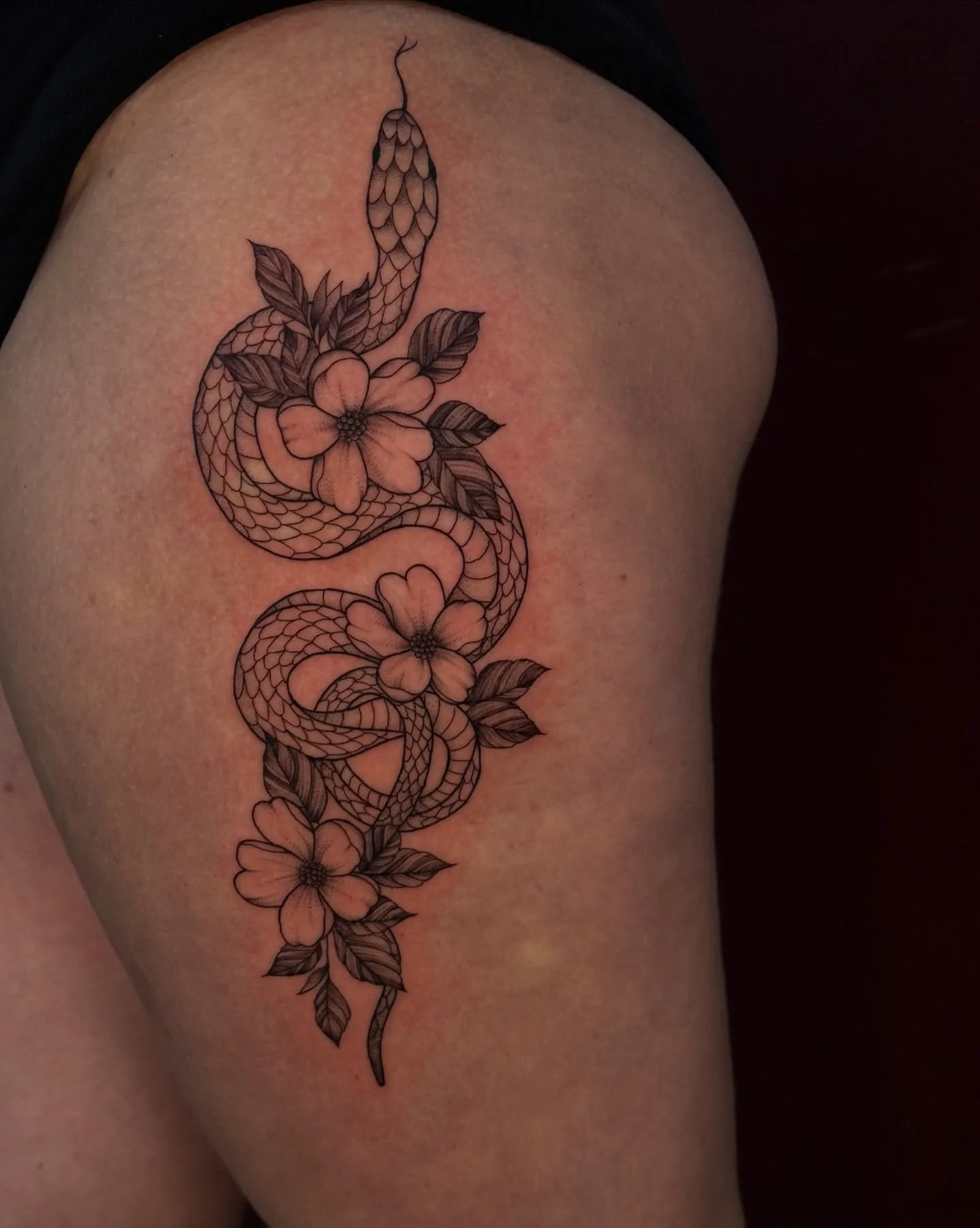 Lovely fineline snake design I got to do recently🫶🏼
Thank you for your trust Kiera! 
#fineline #snaketattoo #eleganttattoo #hiptattoo #flowers #floraltattoo