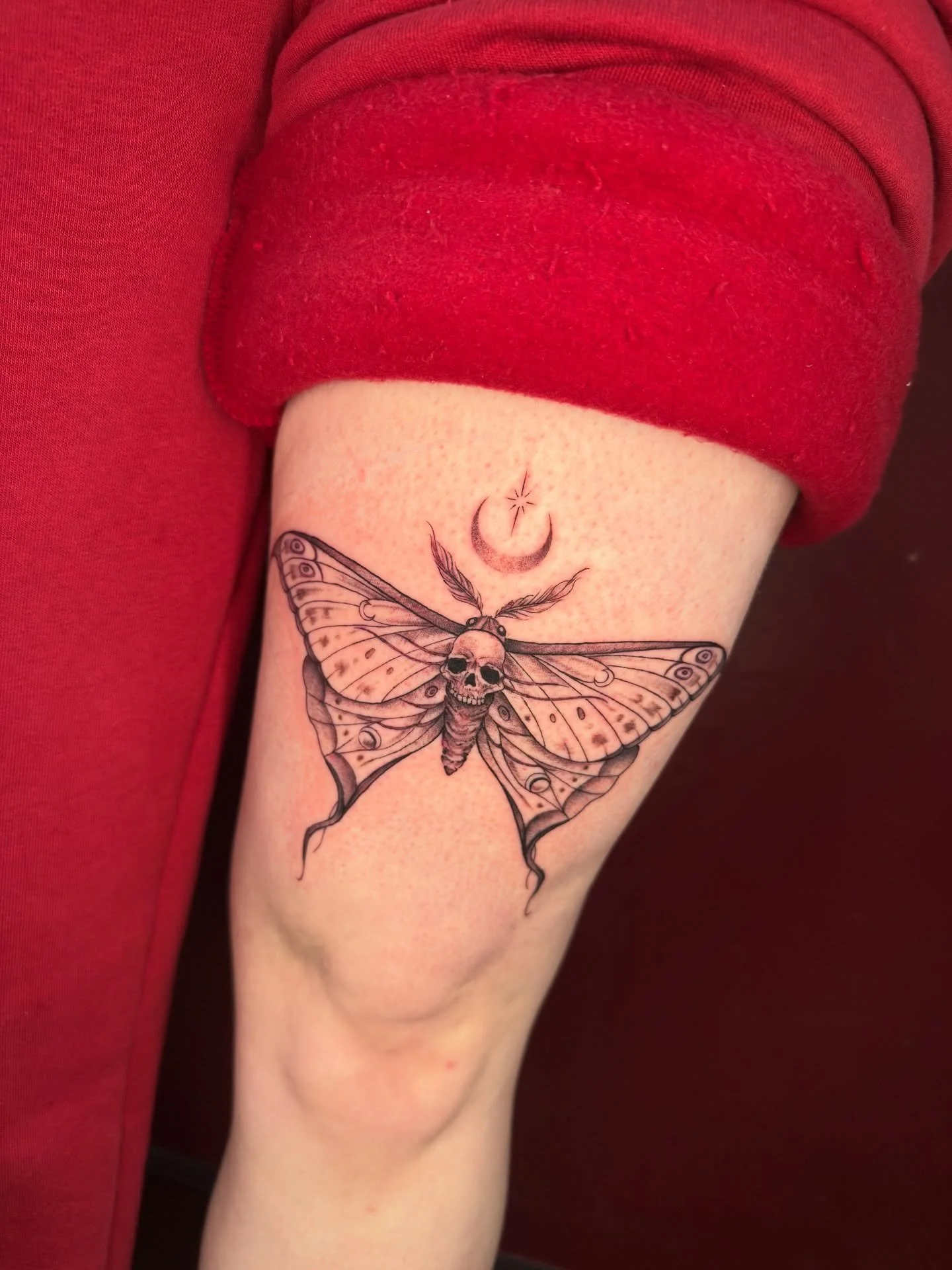 Loved doing this piece 
Thank you for your trust Megan 🫶🏼
#tattoo #newtattoo #tattooartist #mothtattoo #fineline