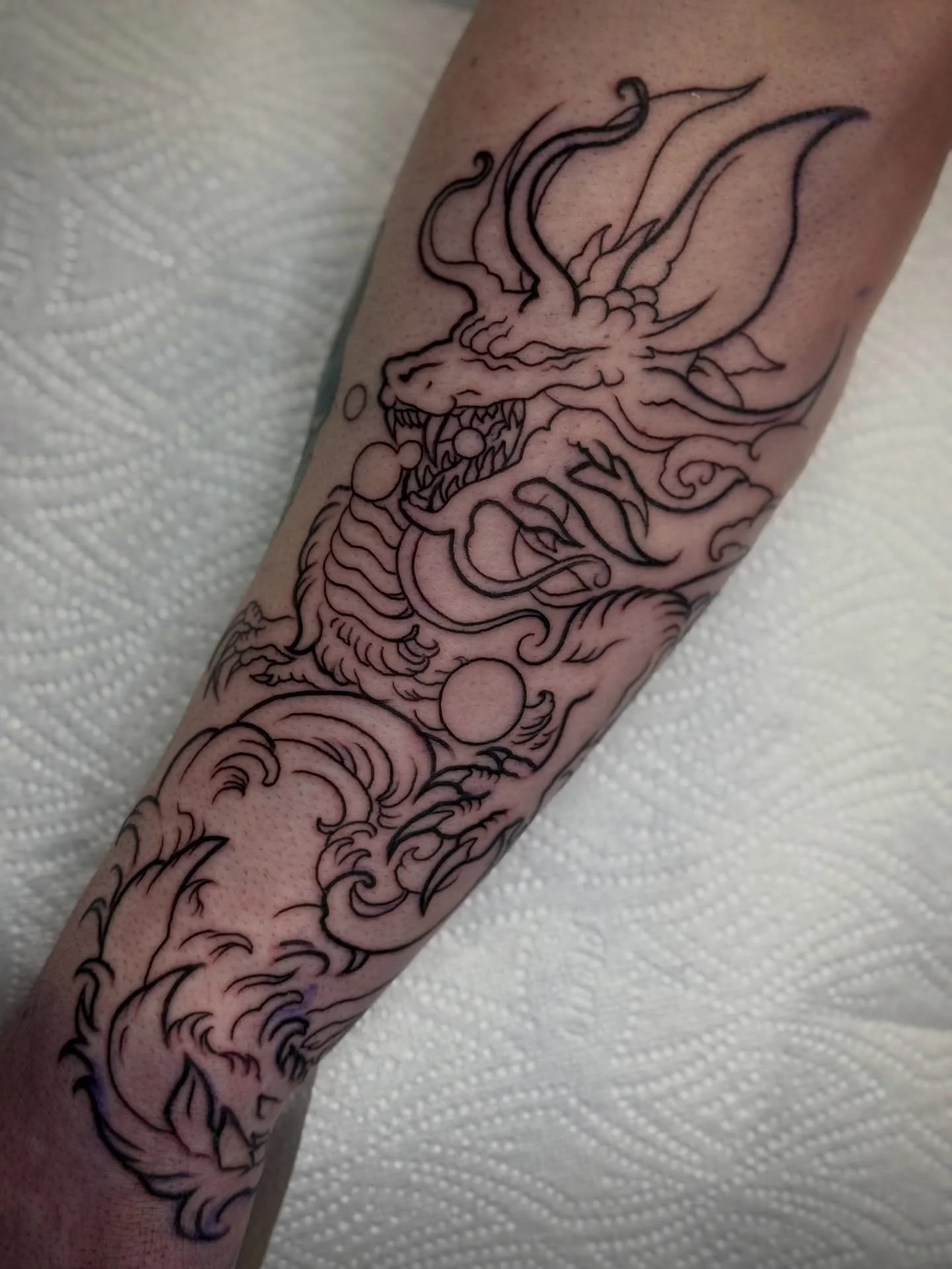 🫧 Mizutsune 🫧
.
.
Work in progress of a bigger piece for @maxhamilton7 🐉 can&rsquo;t wait to finish it (featuring some stubborn stencil 💜)
.
.
#monsterhunter #mizutsune #dragon #dragontattoos #workinprogress