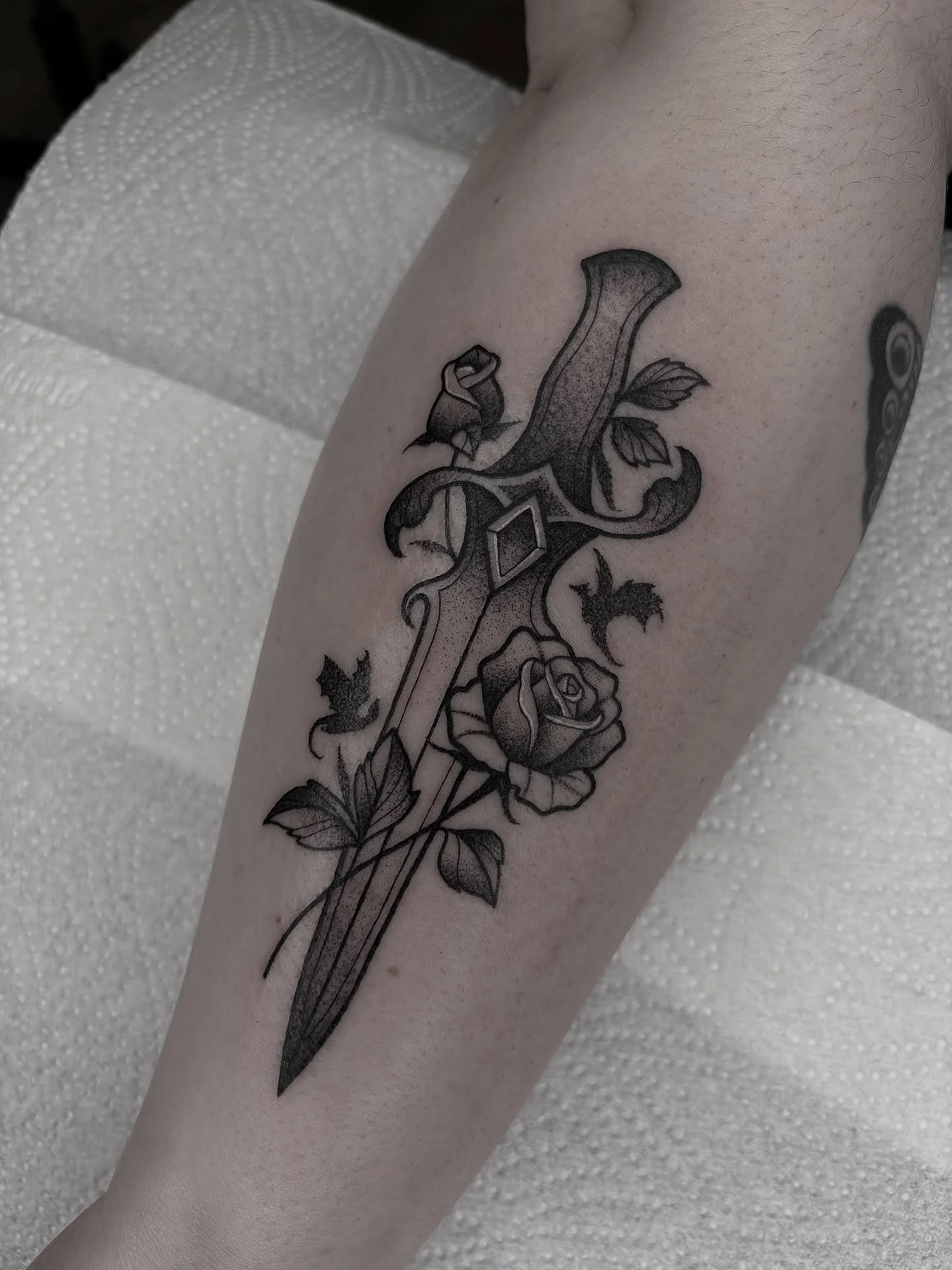 Floral dagger for @caitlinarf 🗡️🥀🐉 
Based on the book series Fourth wing 

Message me to book in!
✨Blackwork/ornamental/dotwork tattoos✨ 

#belfast #belfasttattoo #belfasttattoos #fourthwing #daggertattoo
