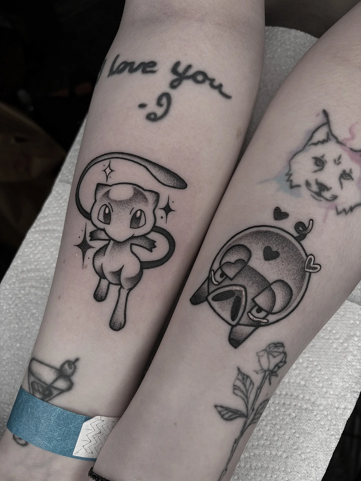 Mew and Lechonk 🥺🥺 for @meg.taylor42 at the @elite_4_trading_and_grading show!! Thanks so much 🫶🏻 this was a dream to do!! 
Other tattoos not done by me 

Message me to book in!
✨Blackwork/ornamental/dotwork tattoos✨ 

#belfast #belfasttattoo #be