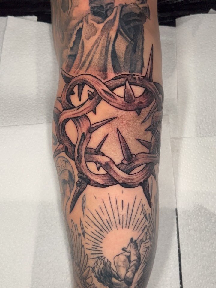 Freehanded these thorns for my guy Camden today and he slept through the elbow. Had a lot of fun with this one 🫶

#blackwork #blackworktattoo #tattoo #tattoos #tattooartist