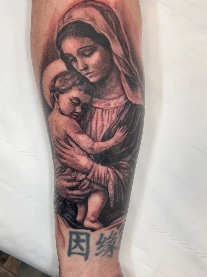 Got to do this renaissance style Madonna and Child for Rowan yesterday. I love renaissance art so had a blast with this one! Would love to do more&hellip; and maybe combine renaissance and anime 👀 what we think?

#renaissance #blackandgreytattoo #ta