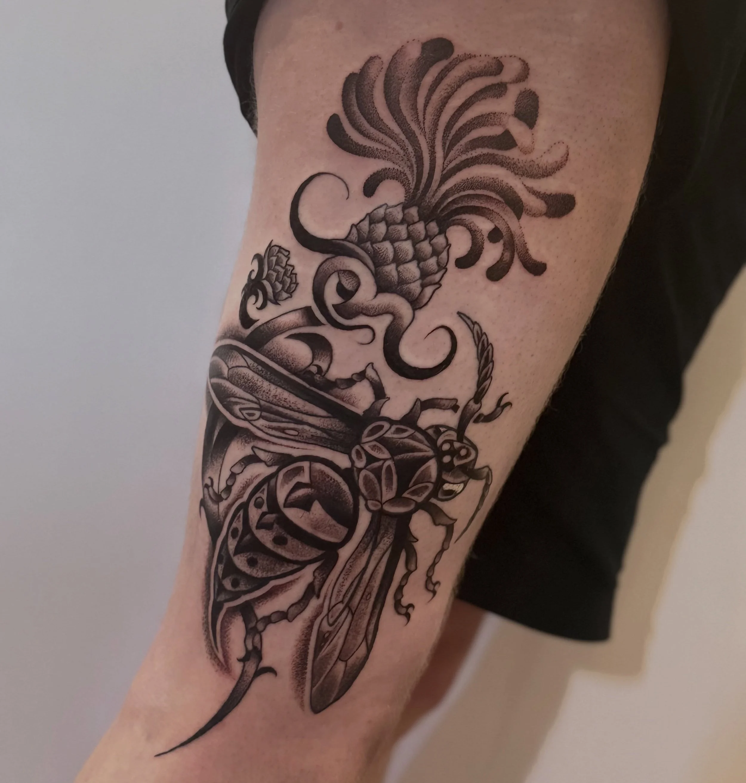 💛✨wasp and thistle✨💛
.
.
For the most wonderful soul @tutoriallevel who sat like a champ 🤘 
Done at the @belfasttattooconvention 
.
#blackwork #wasptattoo #insecttattoo #thistle #thightattoo