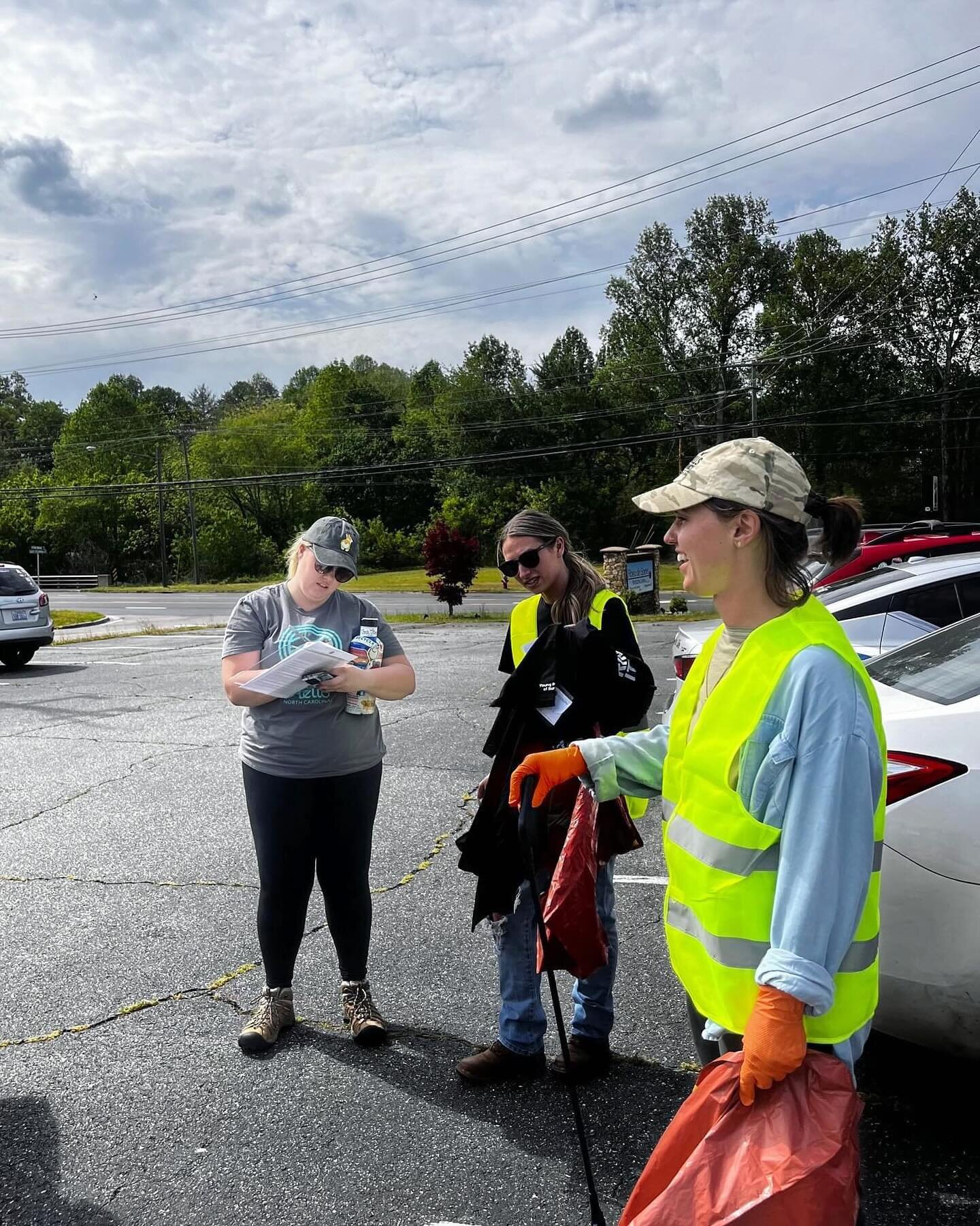 🌎🌿 Tomorrow!!! If you're picking up litter with us tomorrow (4 -5:30 pm) be sure to register if you haven't already (link in bio).
‼️ We will be meeting at 3:45 pm in the parking lot of Rosa De Saron Church Located at 500 E Fleming Dr. Morganton.
?