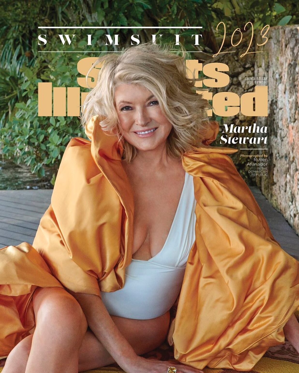 Are we obsessed about this? We are obsessed! 

She is 81 and looks AMAZING!!!!

#womenover50 #marthastewart #sportsillustrated #over50 #over50andfabulous #over50women #swimsuiteditorial #over50beauty #losangeles
