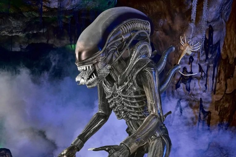Happy Alien Day! Spirit Halloween just unveiled their 6FT Xenomorph animatronic 