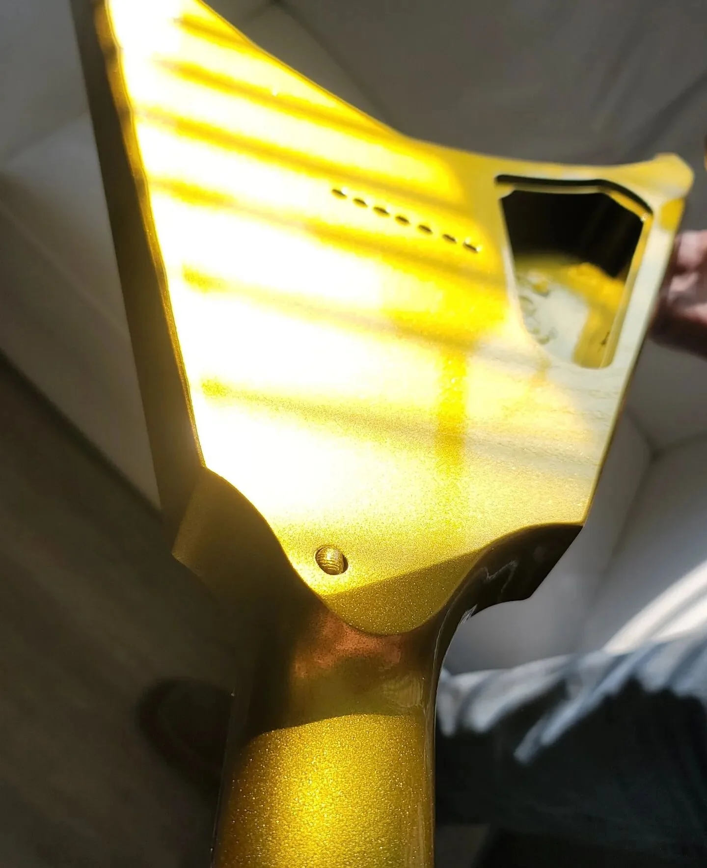 Gold Rush from @painthuffermetalflake on this Arcturus 7 string looks killer and has tons of depth. 

#guitar #luthier #dayton #guitarmaking #guitarmaker #harcomguitars #custom #guitarphotography