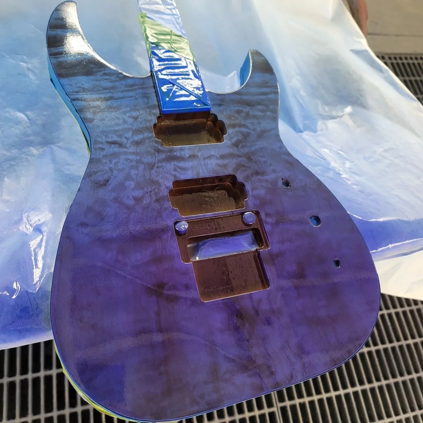 A successful day in the paint booth spraying this purple/blue fade

#guitar #guitarmaking #guitarmaker #guitarphotography #luthier #dayton #harcomguitars #custom