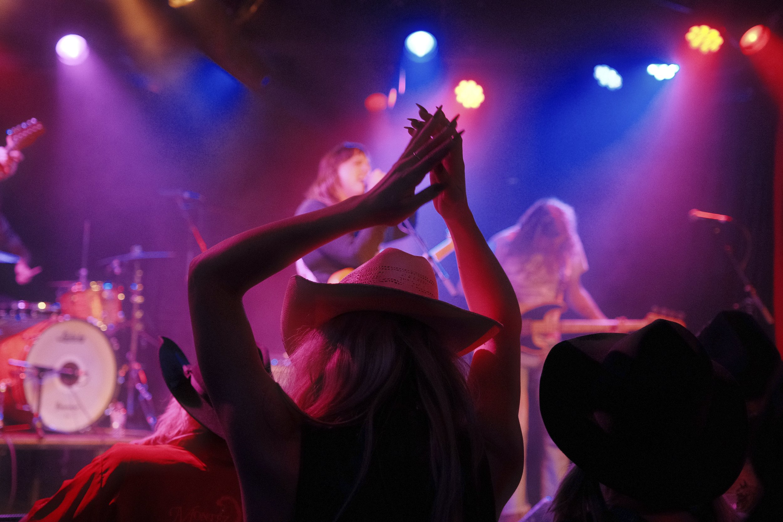 Caitlin Harnett & The Pony Boys 