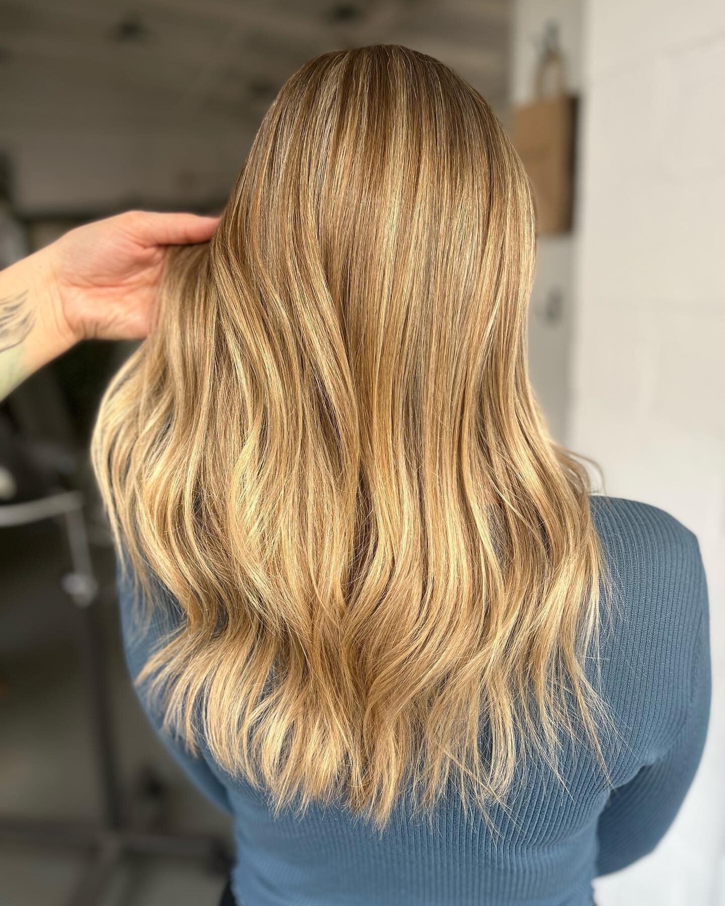 Jumped ahead one hour, and now we closer to spring. Where are all my blondes at?

@amy_farkas 

#thecognitivecolorist#blonde#blondehair#foiledhair#roottap#balayage#paulmitchelldemi#schwarzkopfclaylightener#joicoblondelife#malibuhardwatertreatment