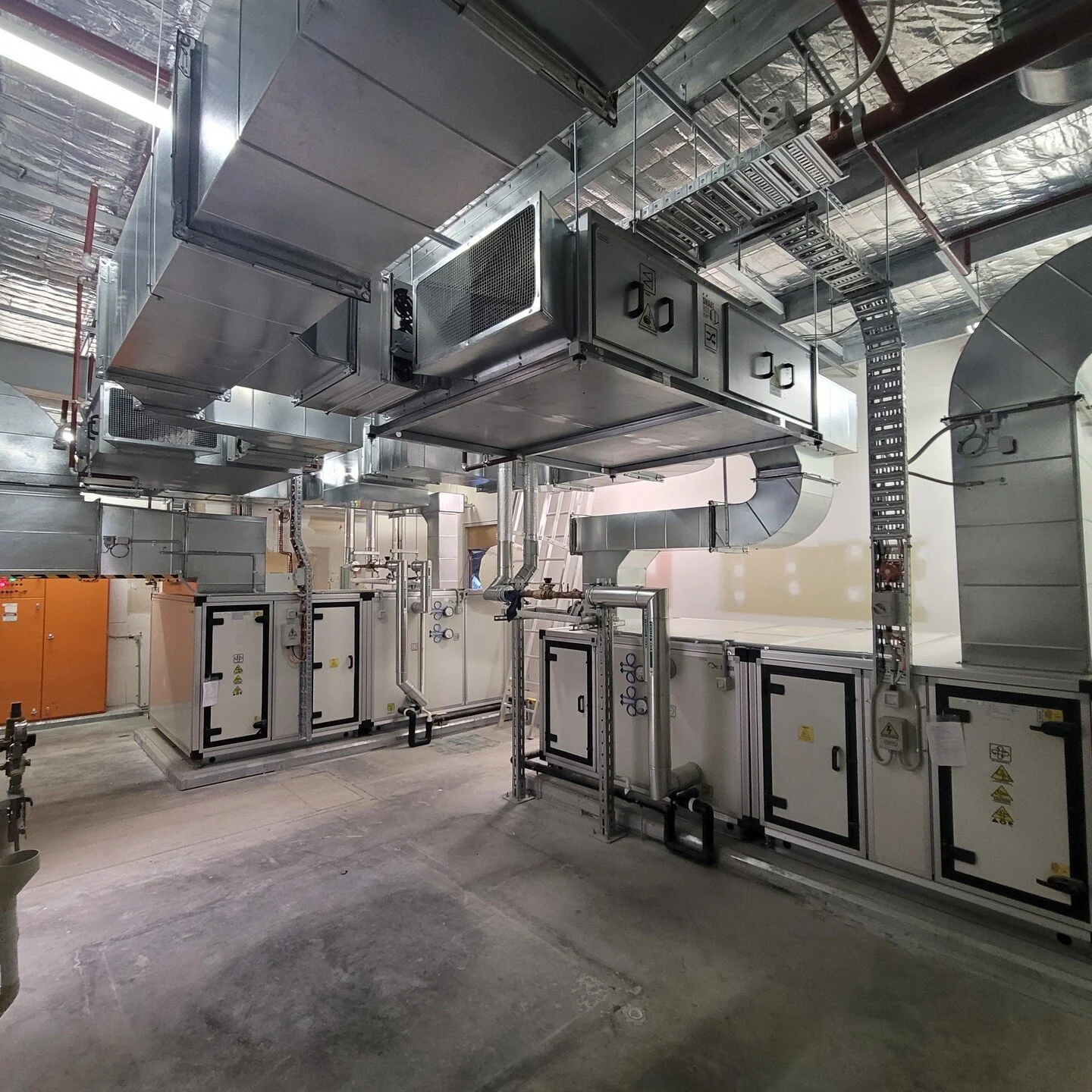 New units 🤟
Now installed at a medical laboratory in Queensland.

Hanging from the roof are SmartBox temperature and humidity ventilators. Providing desired supply airflow with up to 80% heat recovery and treating 100% outside air 👏

On the ground 