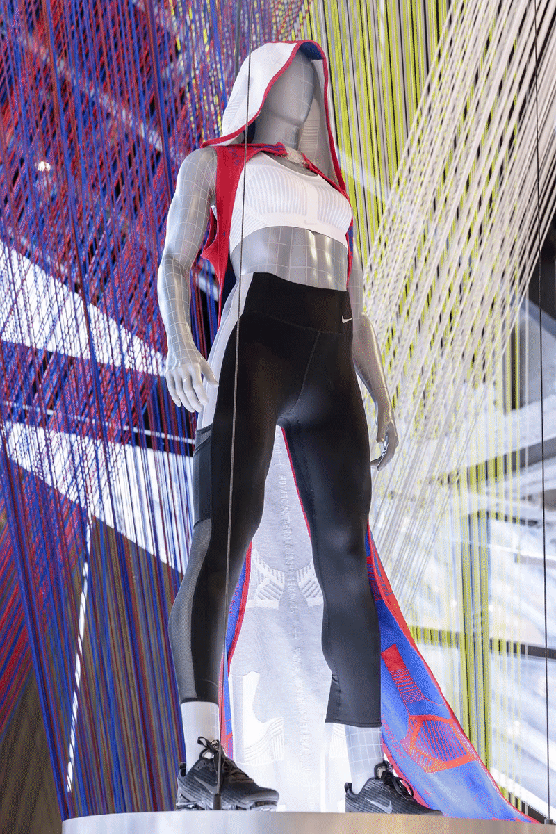 fenom atrium mannequins.gif